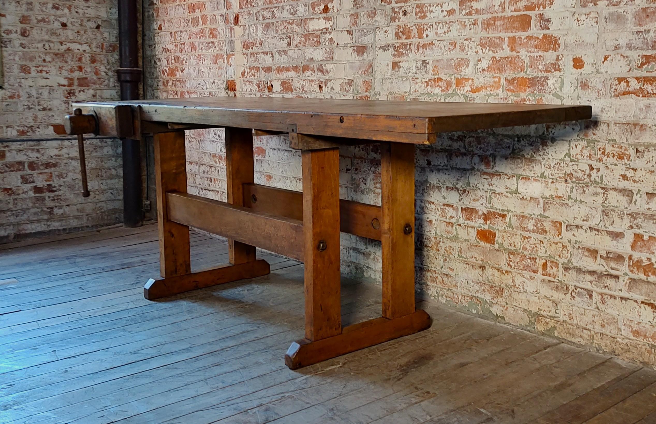 Antique Carpenter’s Workbench with 1 Vise In Good Condition For Sale In Oakville, CT