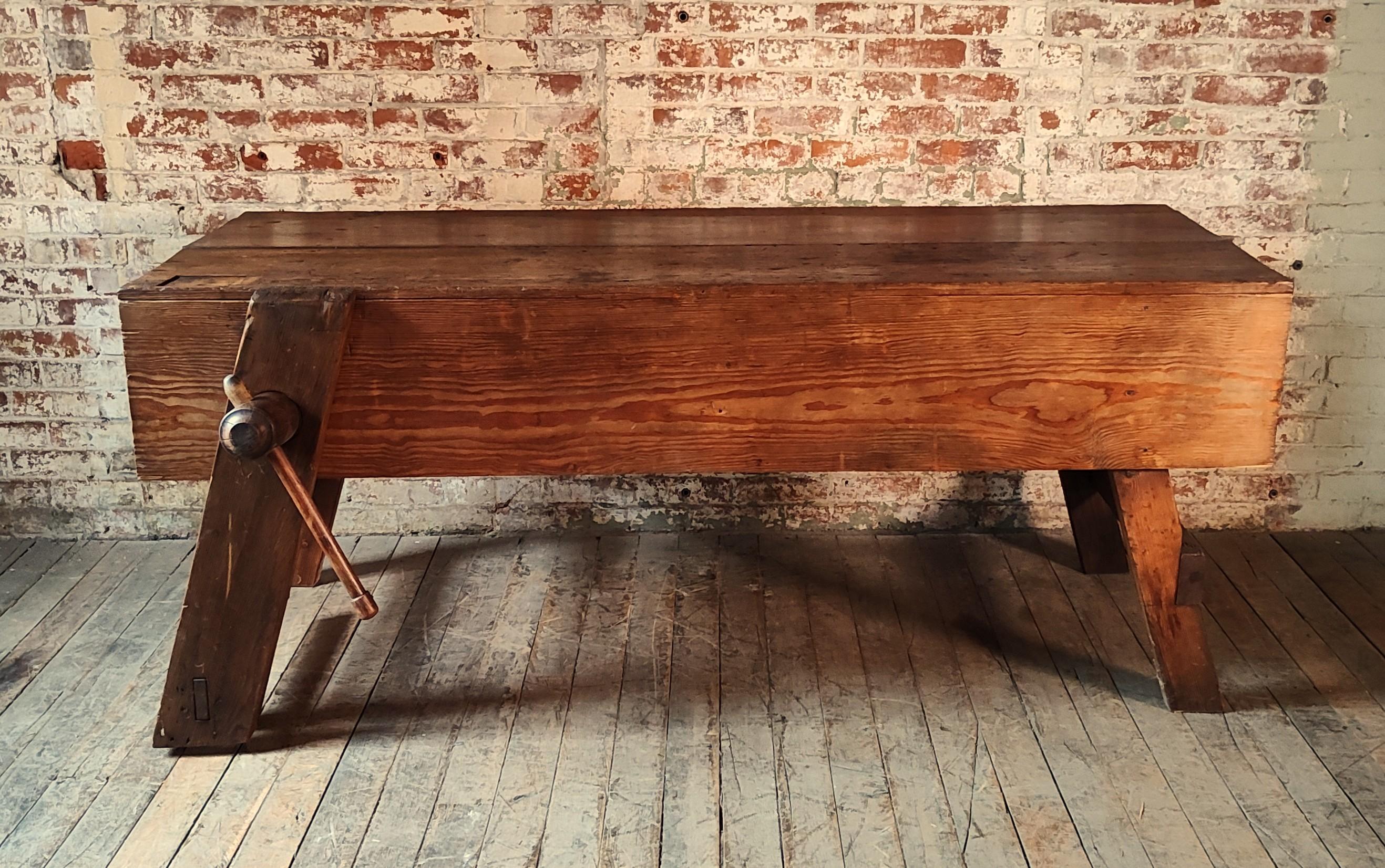 Américain Antique Carpenter's Workbench with Leg Vise en vente