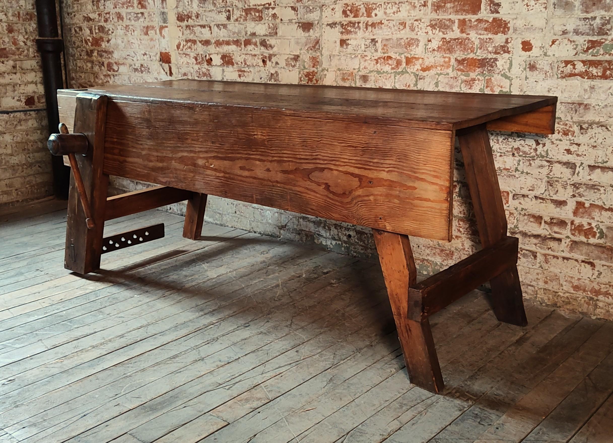 Antique Carpenter's Workbench with Leg Vise Bon état - En vente à Oakville, CT