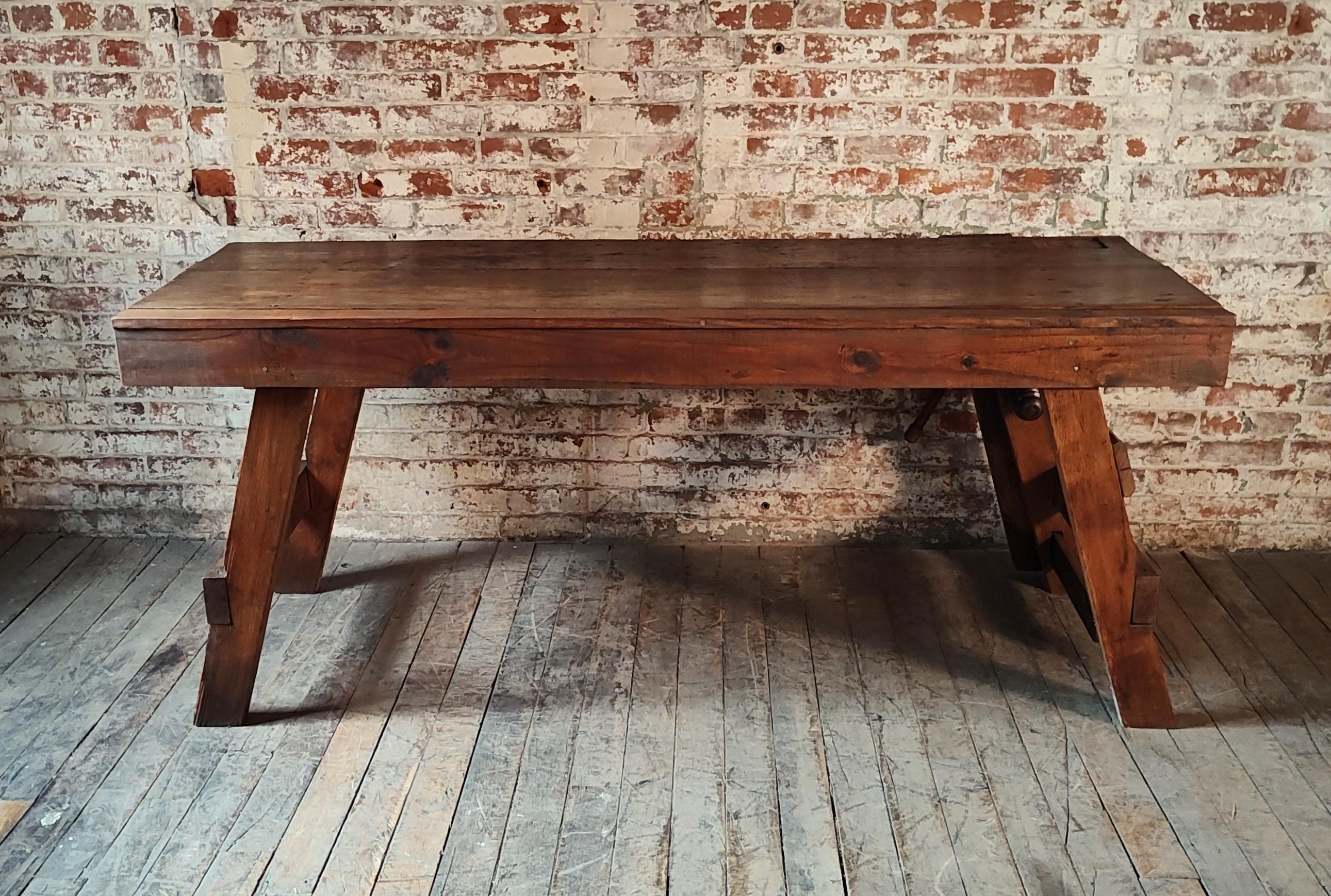 20ième siècle Antique Carpenter's Workbench with Leg Vise en vente