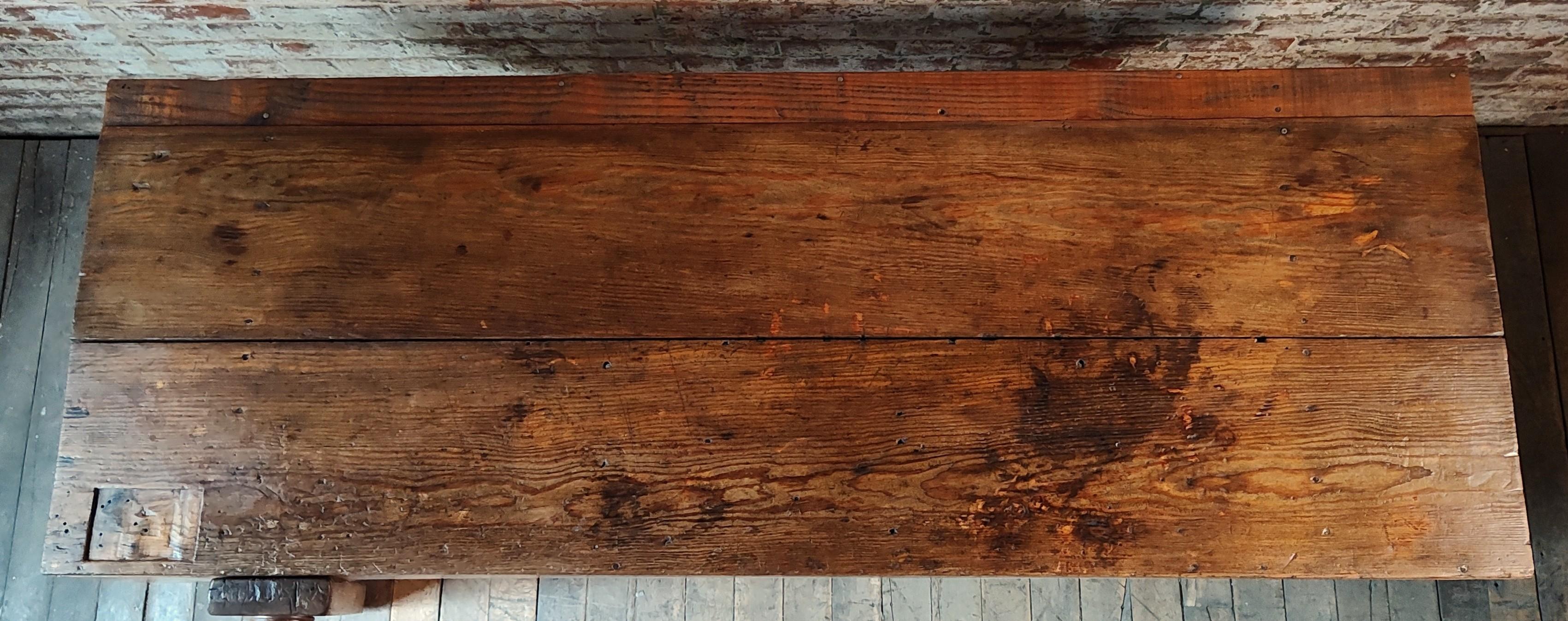 Pin Antique Carpenter's Workbench with Leg Vise en vente