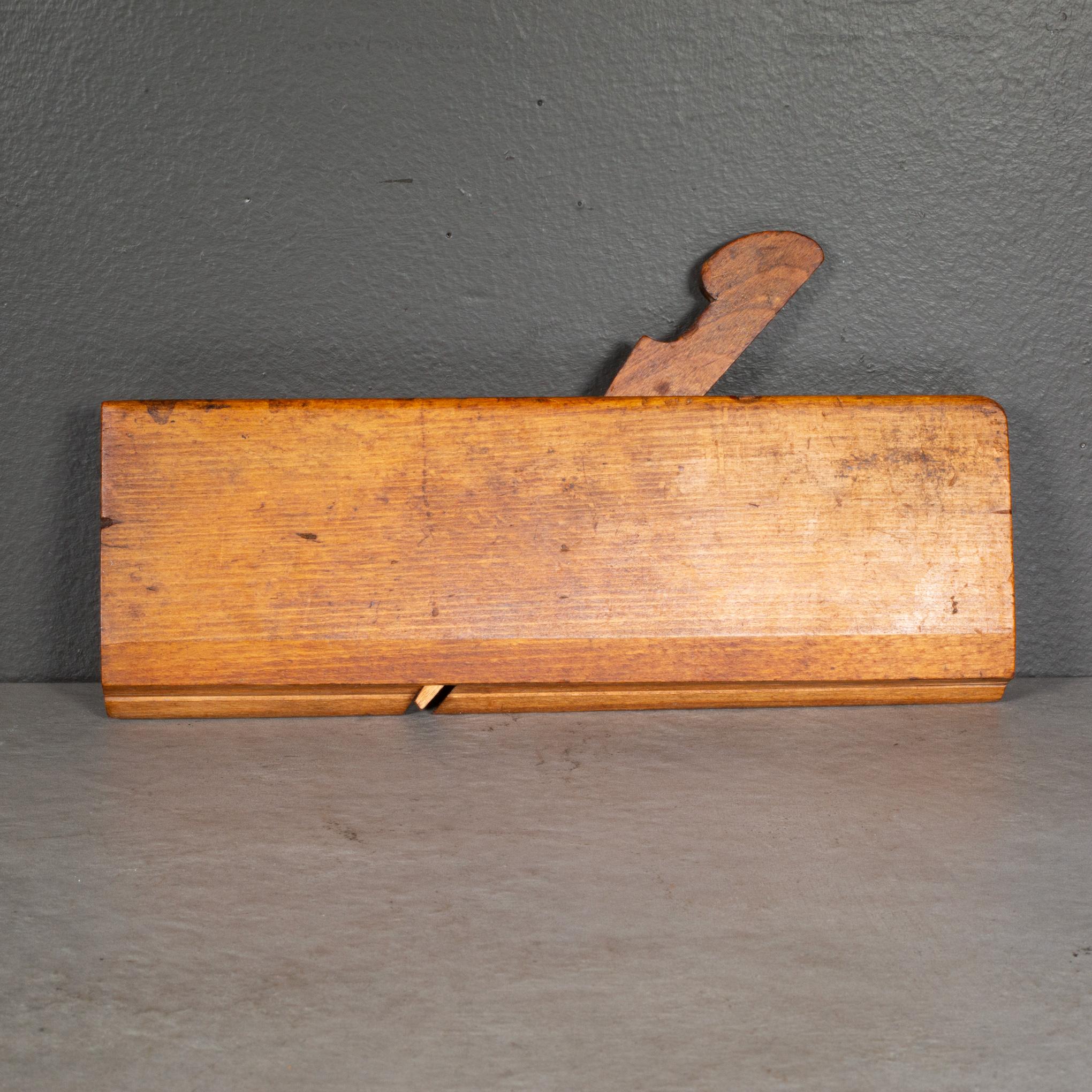 À PROPOS DE

Ancien rabot de menuisier en bois utilisé pour fabriquer des garnitures et des moulures. Estampillé 