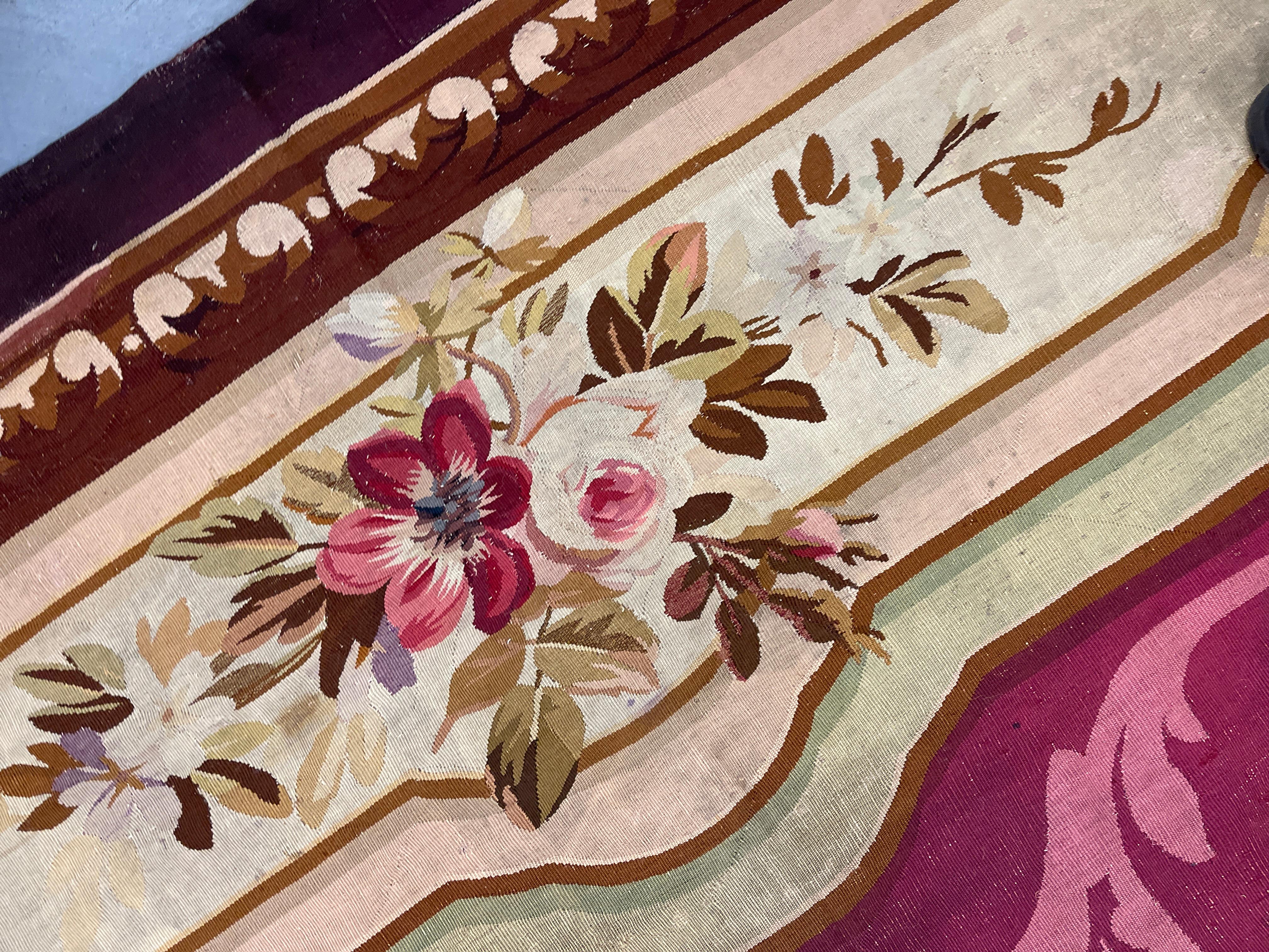 Mit aufwendig gewebten Motiven und Emblemen auf einer Mischung aus burgundbeigefarbenen Hintergründen in der Mitte. Der handgefertigte Teppich wird dann von einer sehr detaillierten, geschichteten Bordüre umschlossen.
Dieser hochwertige, seltene