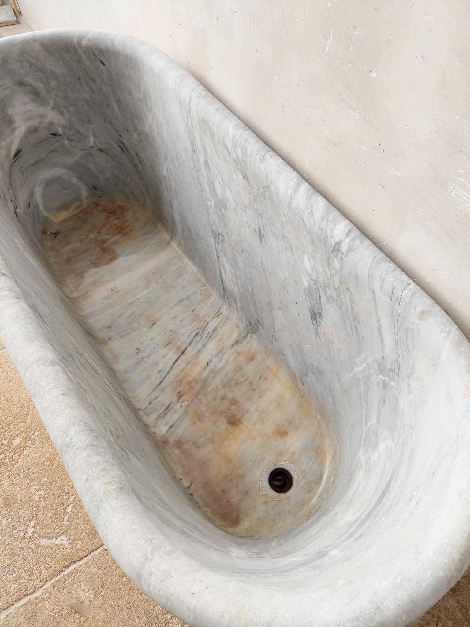 Antique Carrara Marble Bathtub from the Early 19th Century For Sale 4