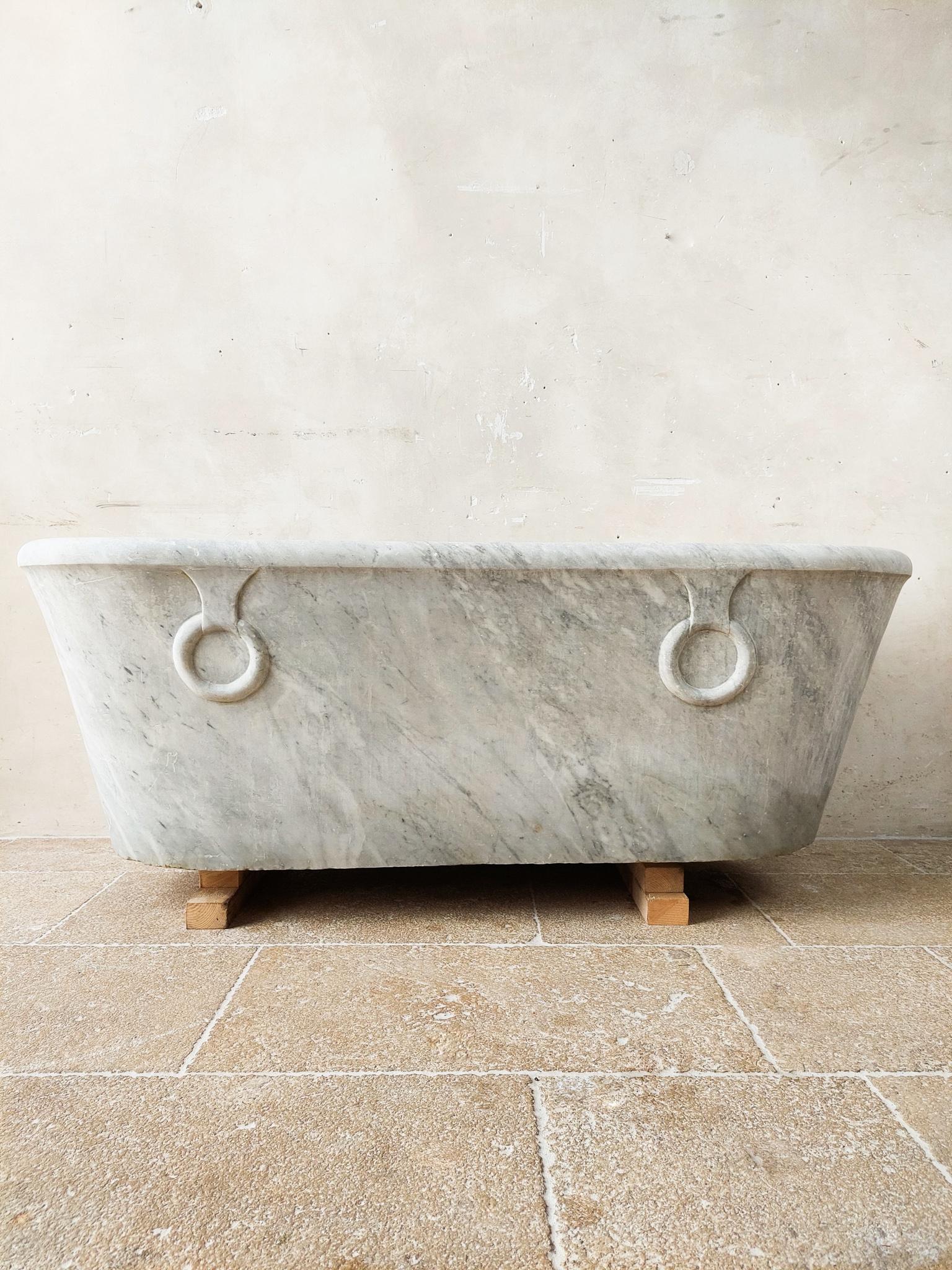 Antique Carrara Marble Bathtub from the Early 19th Century For Sale 6