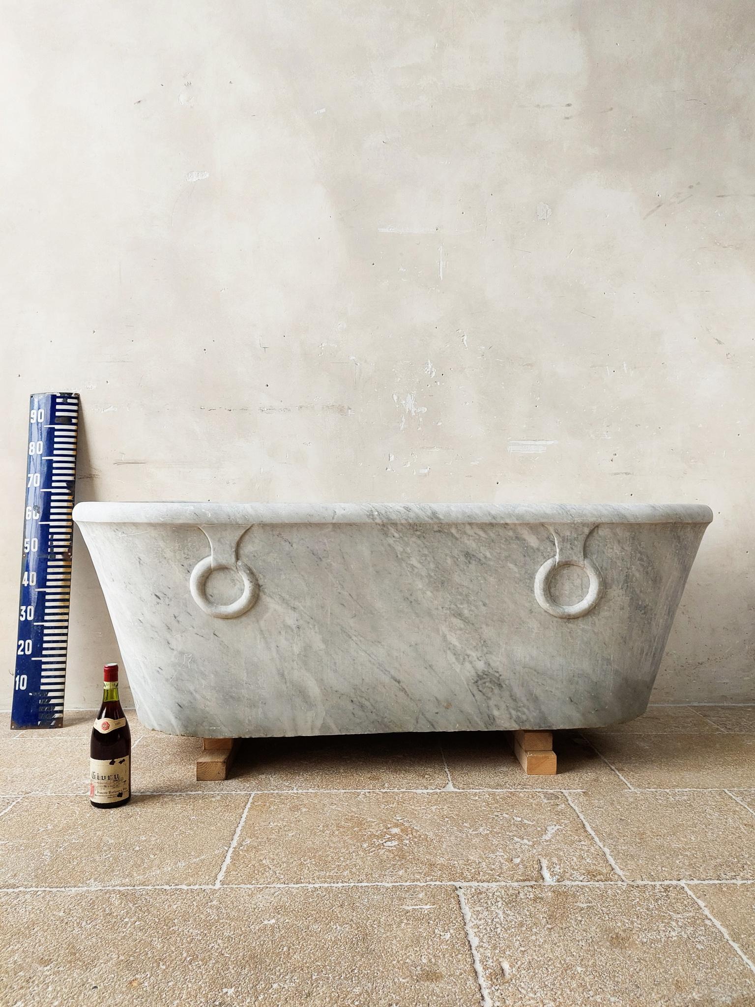 Antique Carrara Marble Bathtub from the Early 19th Century For Sale 7