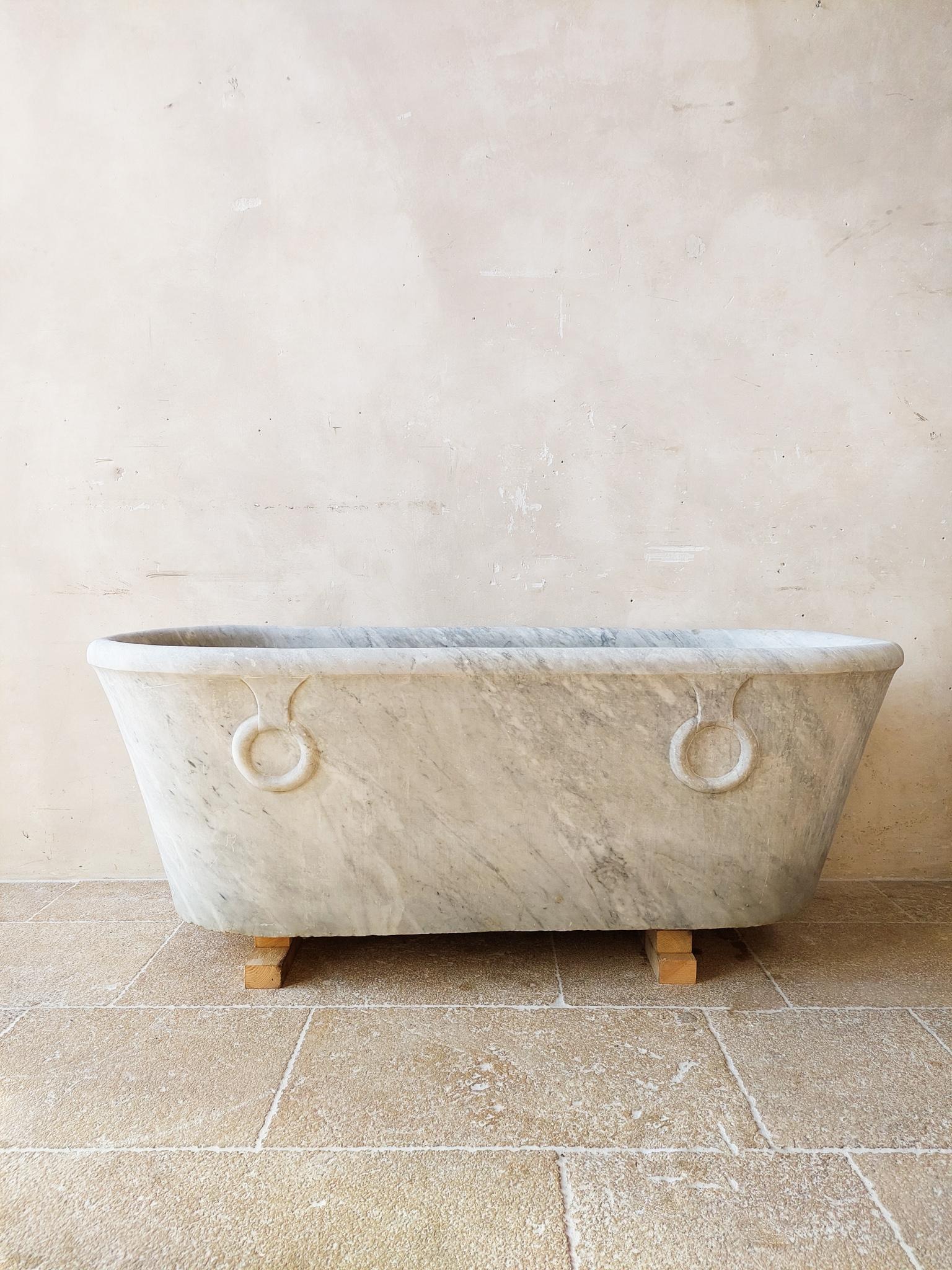 Antique handcarved Carrara marble bath in Empire style. This beatiful sculpted white-grey marble bath with rings is made in the early 19th century. 

Dimensions: L 160 x W 70 x D 55 cm.