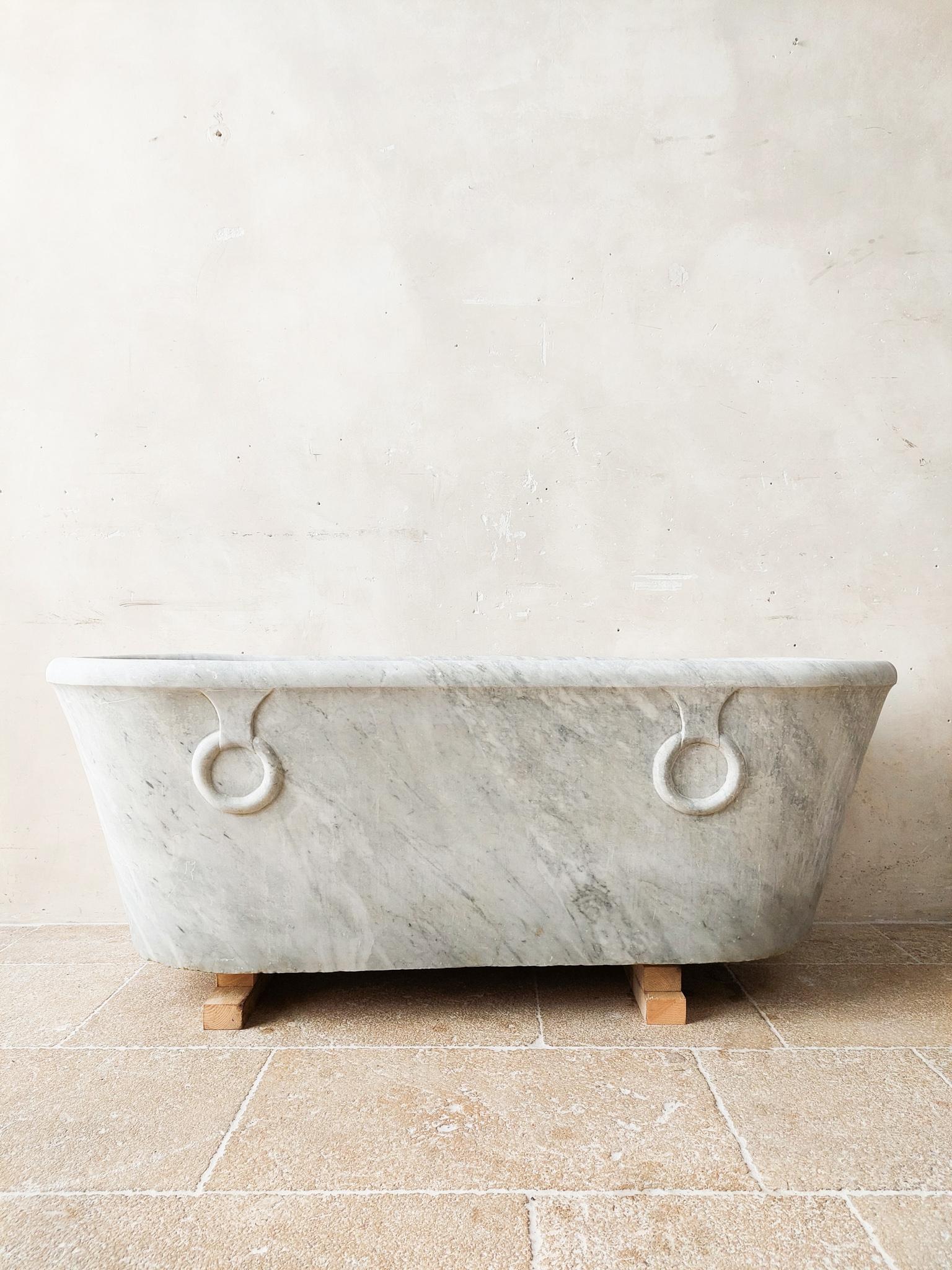 Empire Antique Carrara Marble Bathtub from the Early 19th Century For Sale
