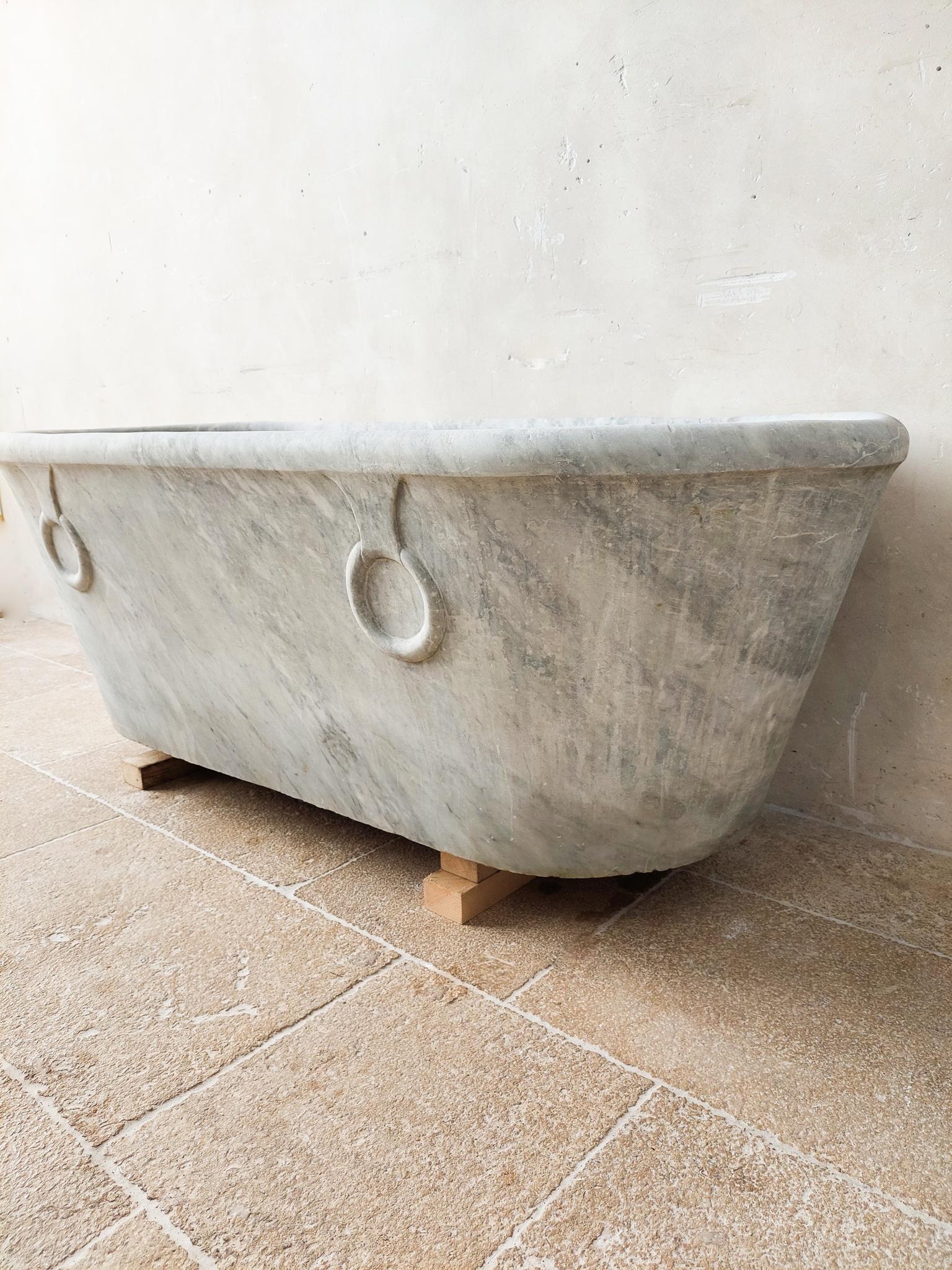 Antique Carrara Marble Bathtub from the Early 19th Century In Good Condition For Sale In Baambrugge, NL