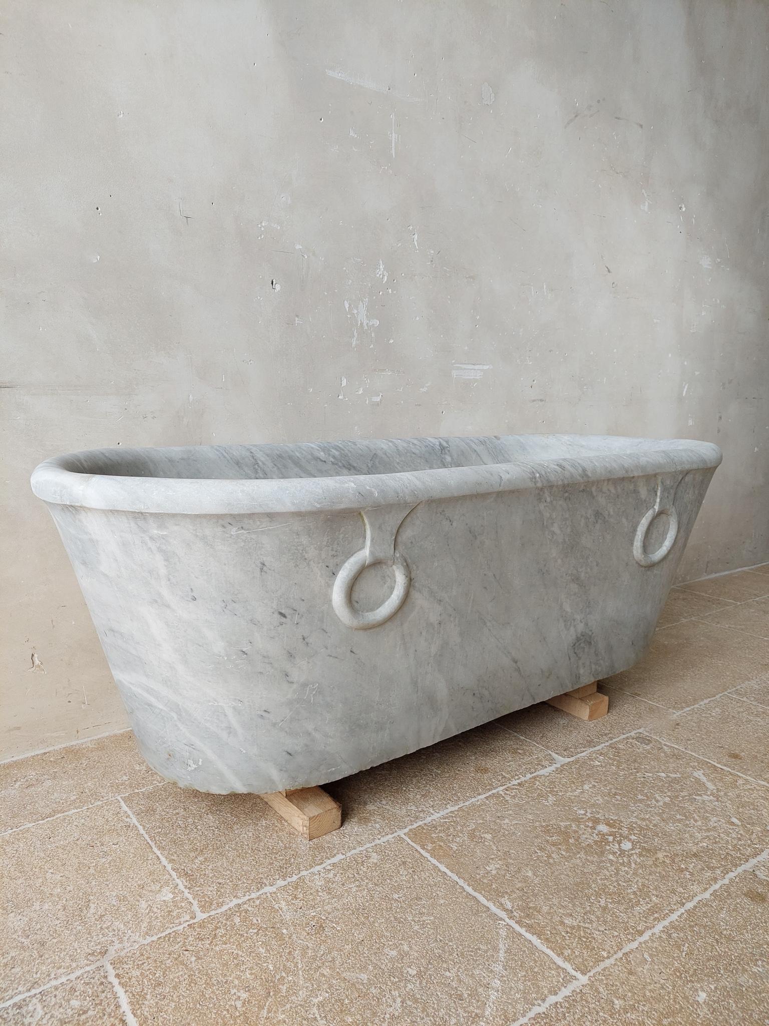 Antique Carrara Marble Bathtub from the Early 19th Century For Sale 1