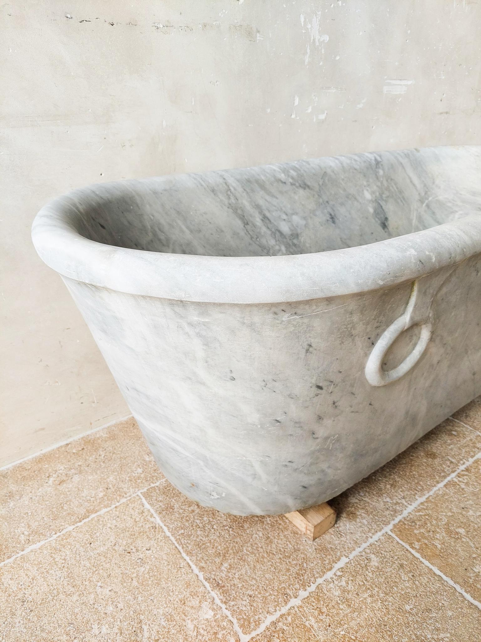 Antique Carrara Marble Bathtub from the Early 19th Century For Sale 2