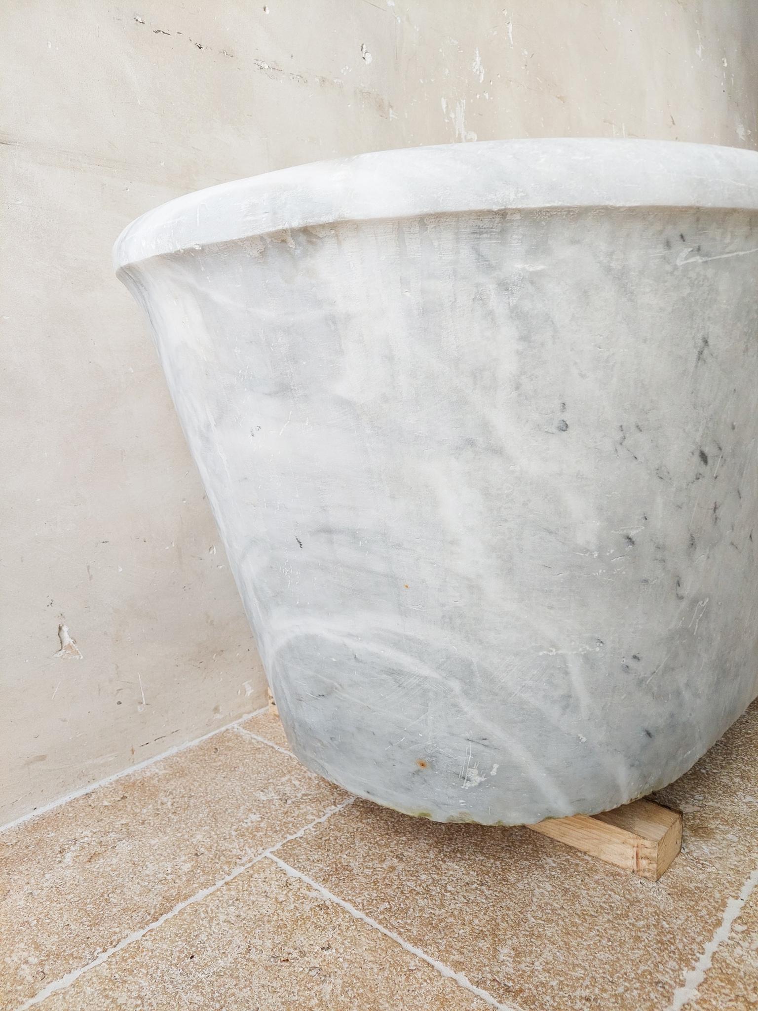 Antique Carrara Marble Bathtub from the Early 19th Century For Sale 3