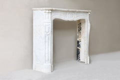Cheminée ancienne en marbre de Carrare de style Pompadour, 19e siècle