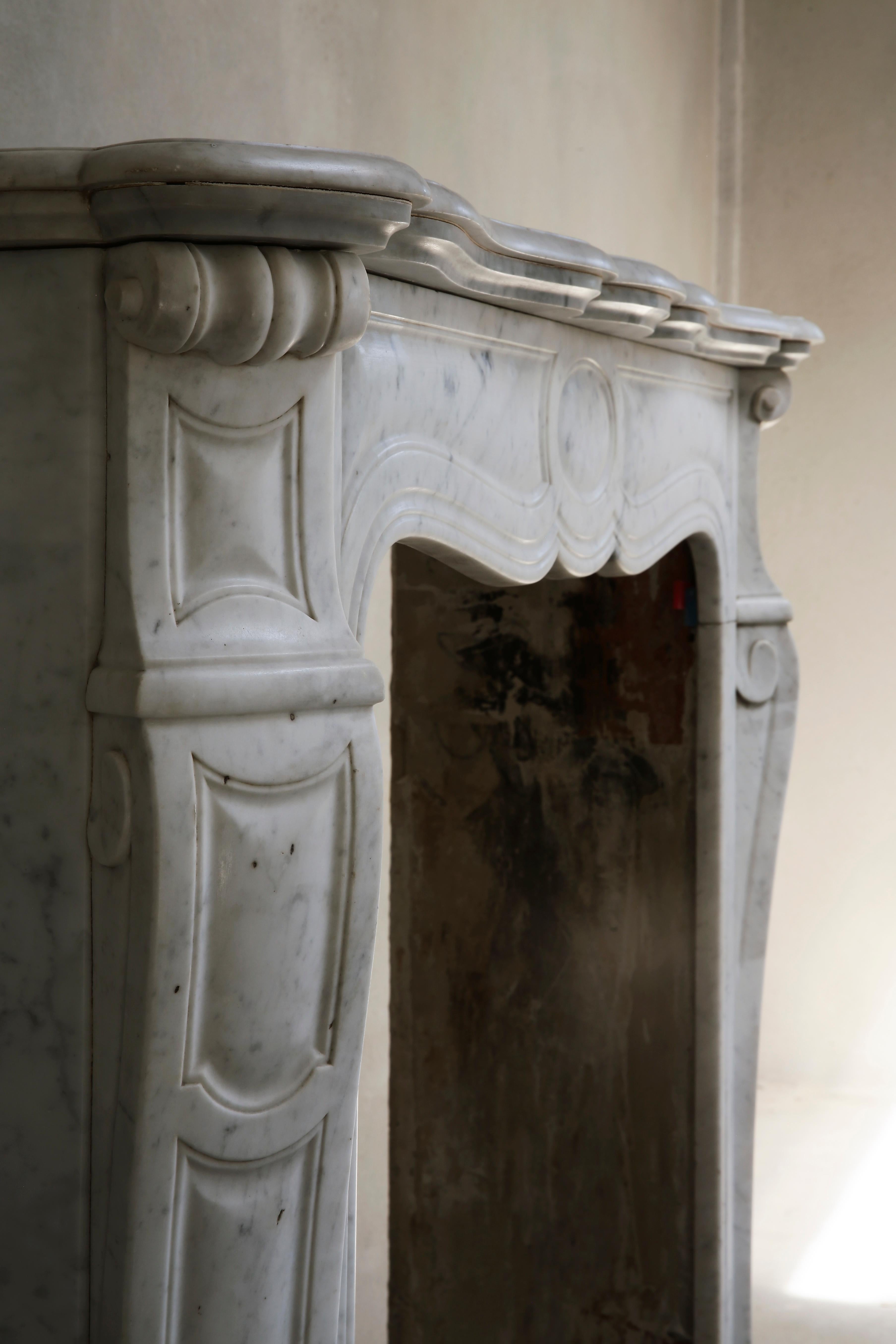 20th Century Carrara Marble Pompadour Fireplace In Good Condition In Made, NL