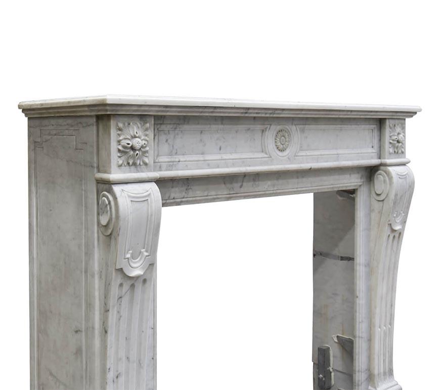 Français Cheminée ancienne en marbre de Carrare de style Louis XVI du 19ème siècle en vente
