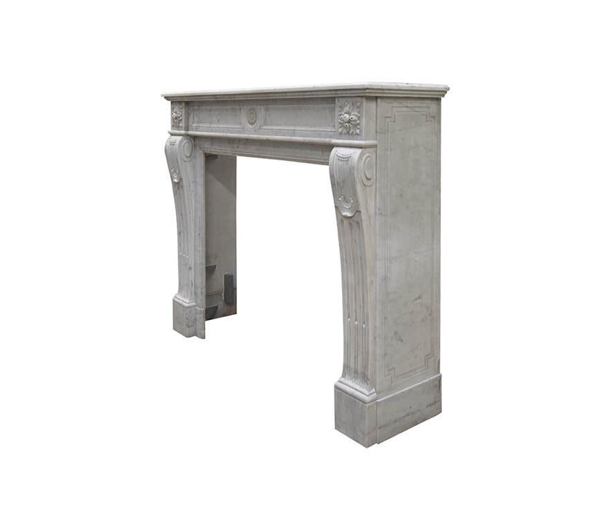 Cheminée ancienne en marbre de Carrare de style Louis XVI du 19ème siècle État moyen - En vente à Udenhout, NL