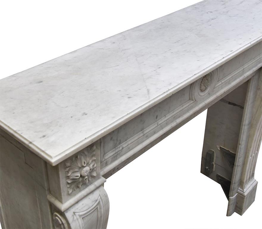 XIXe siècle Cheminée ancienne en marbre de Carrare de style Louis XVI du 19ème siècle en vente