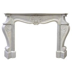 Cheminée ancienne en marbre de Carrare de type Louis XV