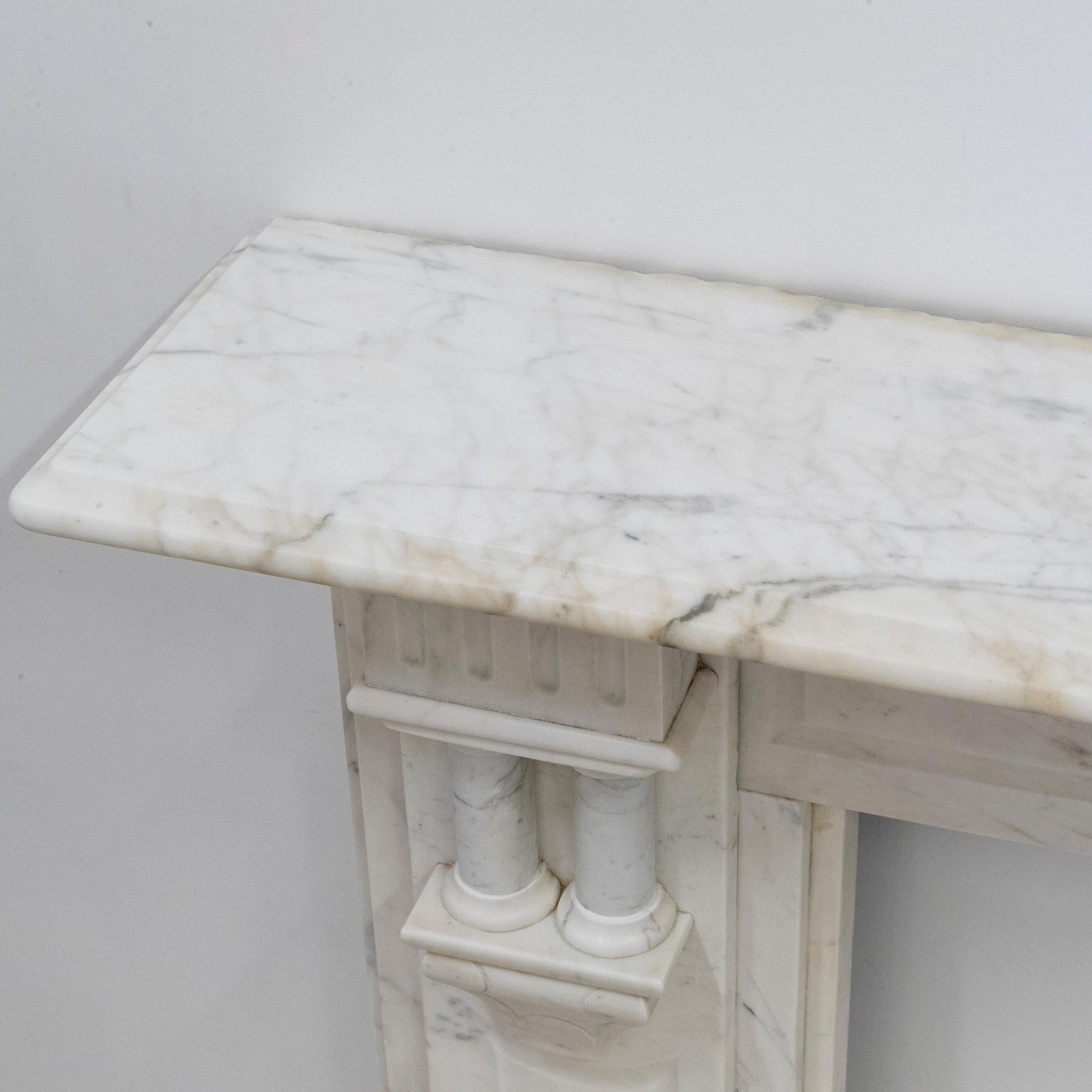 Revestimiento de chimenea de mármol de Carrara antiguo en venta 5