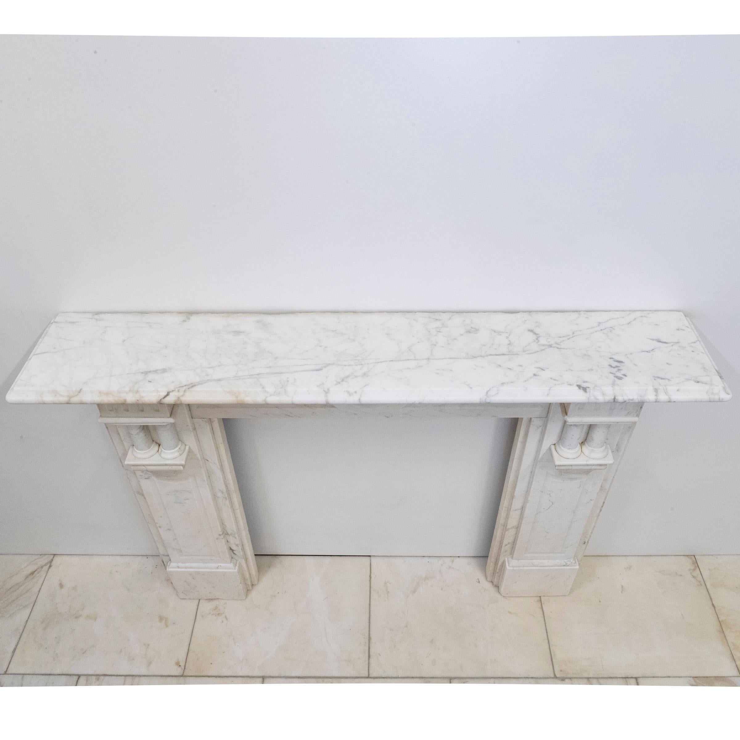 Revestimiento de chimenea de mármol de Carrara antiguo en venta 7