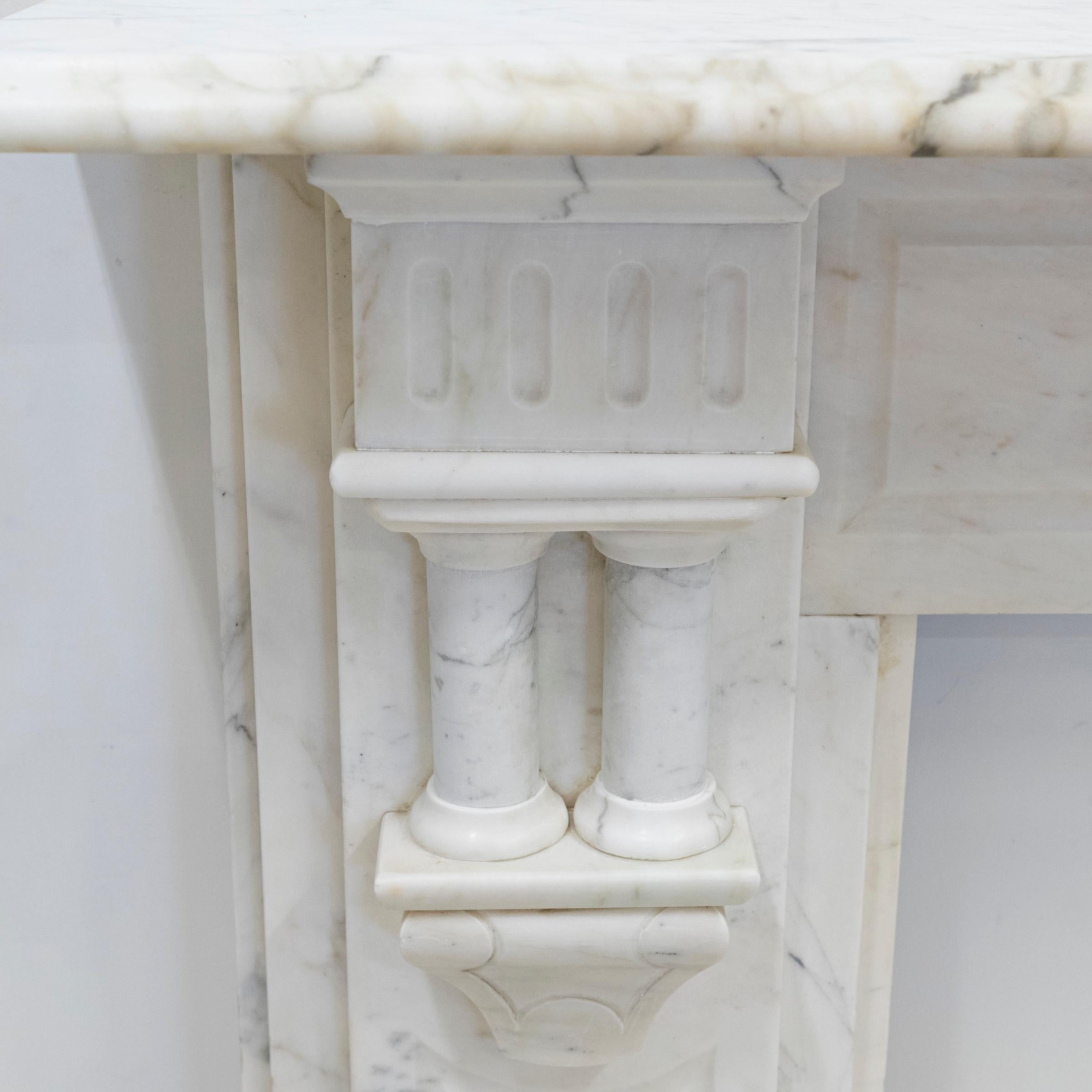 Revestimiento de chimenea de mármol de Carrara antiguo Neoclásico en venta