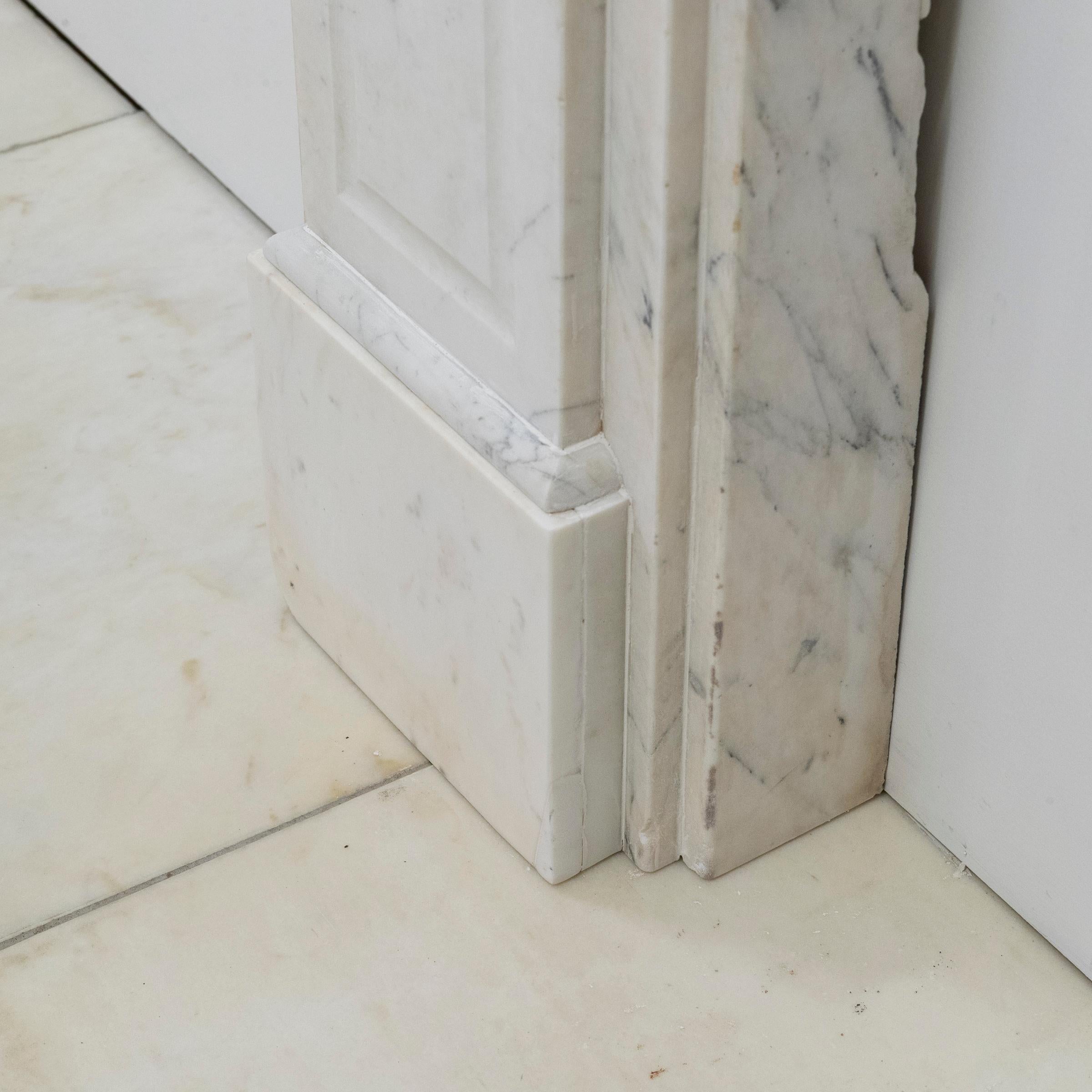 Revestimiento de chimenea de mármol de Carrara antiguo en venta 2