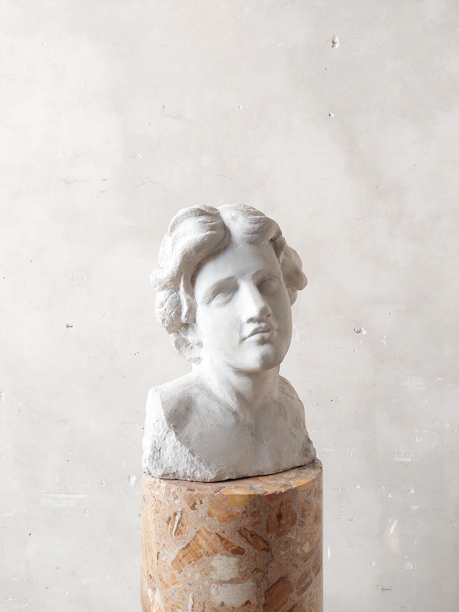 Antike Büste aus Carrara-Marmor, handgeschnitzt, aus weißem Marmor in Statuario-Qualität.

H 47 x B 32 x T 29 cm
