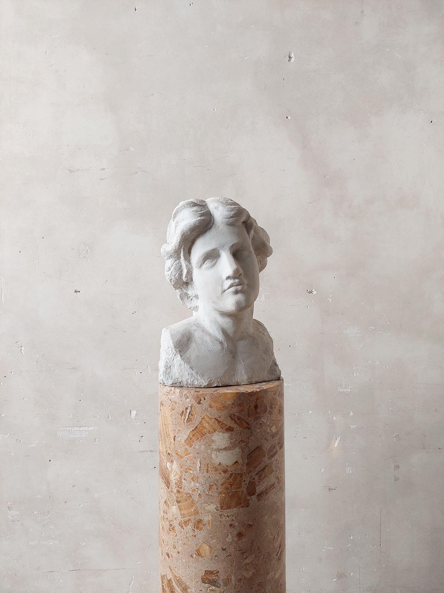italien Buste ancien sculpté à la main en marbre de Carrare blanc de qualité statuaire en vente