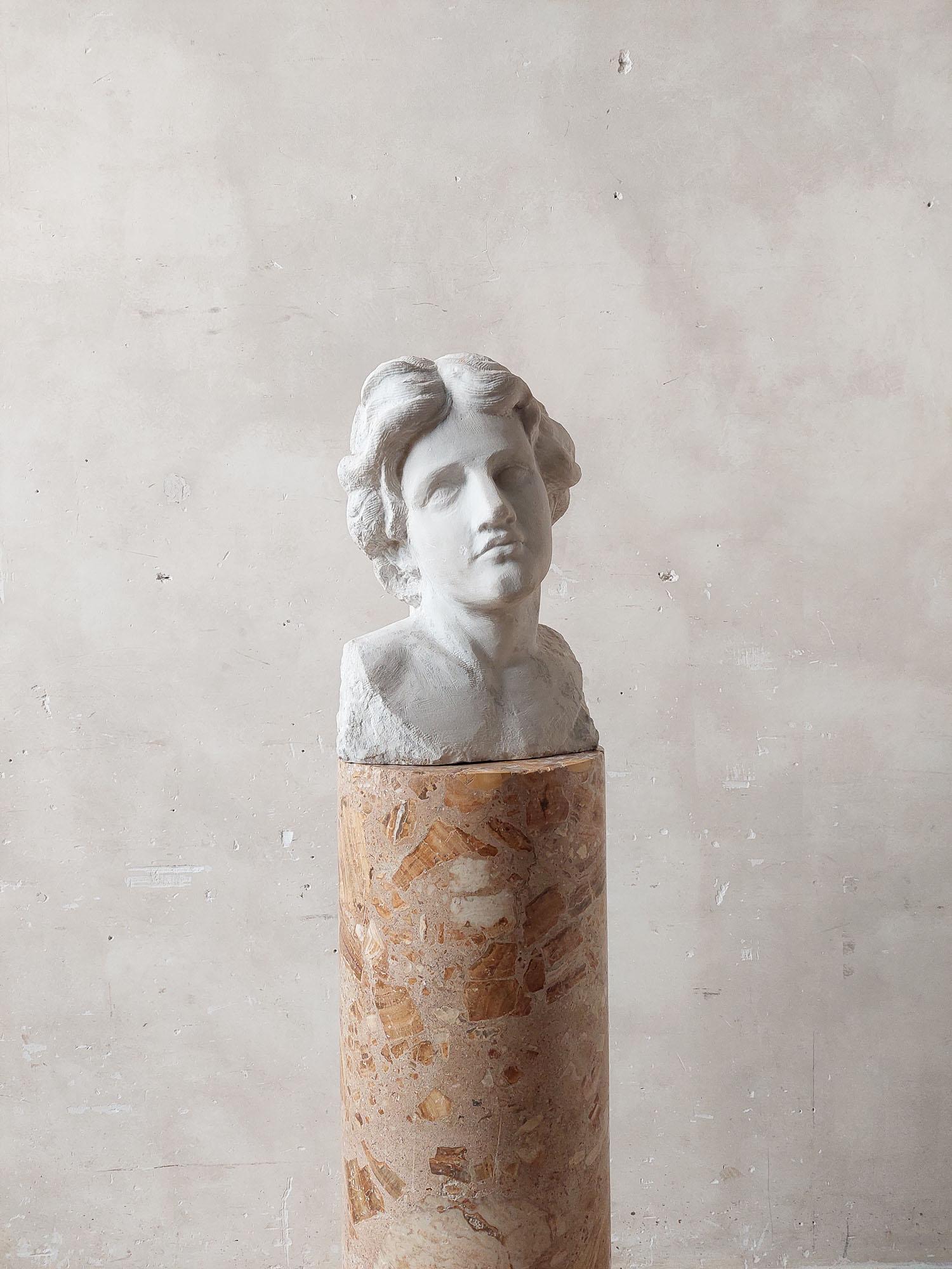 Buste ancien sculpté à la main en marbre de Carrare blanc de qualité statuaire Bon état - En vente à Baambrugge, NL