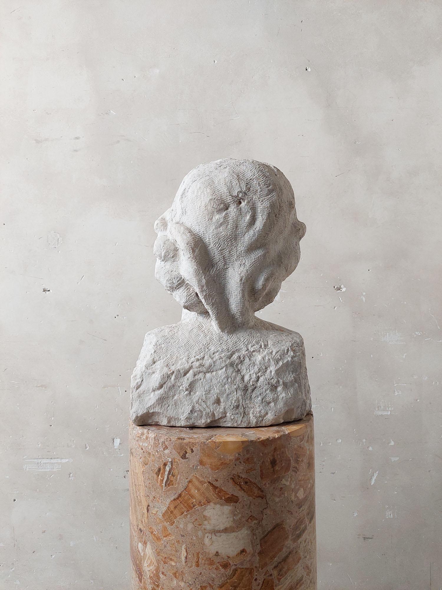 Antike handgeschnitzte Büste aus Carrara-Marmor in weißem Marmor in Statuario-Qualität im Angebot 1