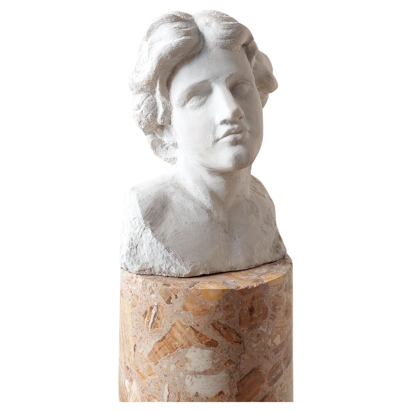 Antike handgeschnitzte Büste aus Carrara-Marmor in weißem Marmor in Statuario-Qualität im Angebot