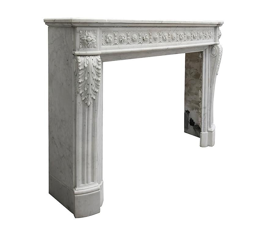 Beautiful antique Carrara marble Louis XVI fireplace mantel from the 19th Century.
To place in front of the chimney, recuperated from a mansion near Paris, France.