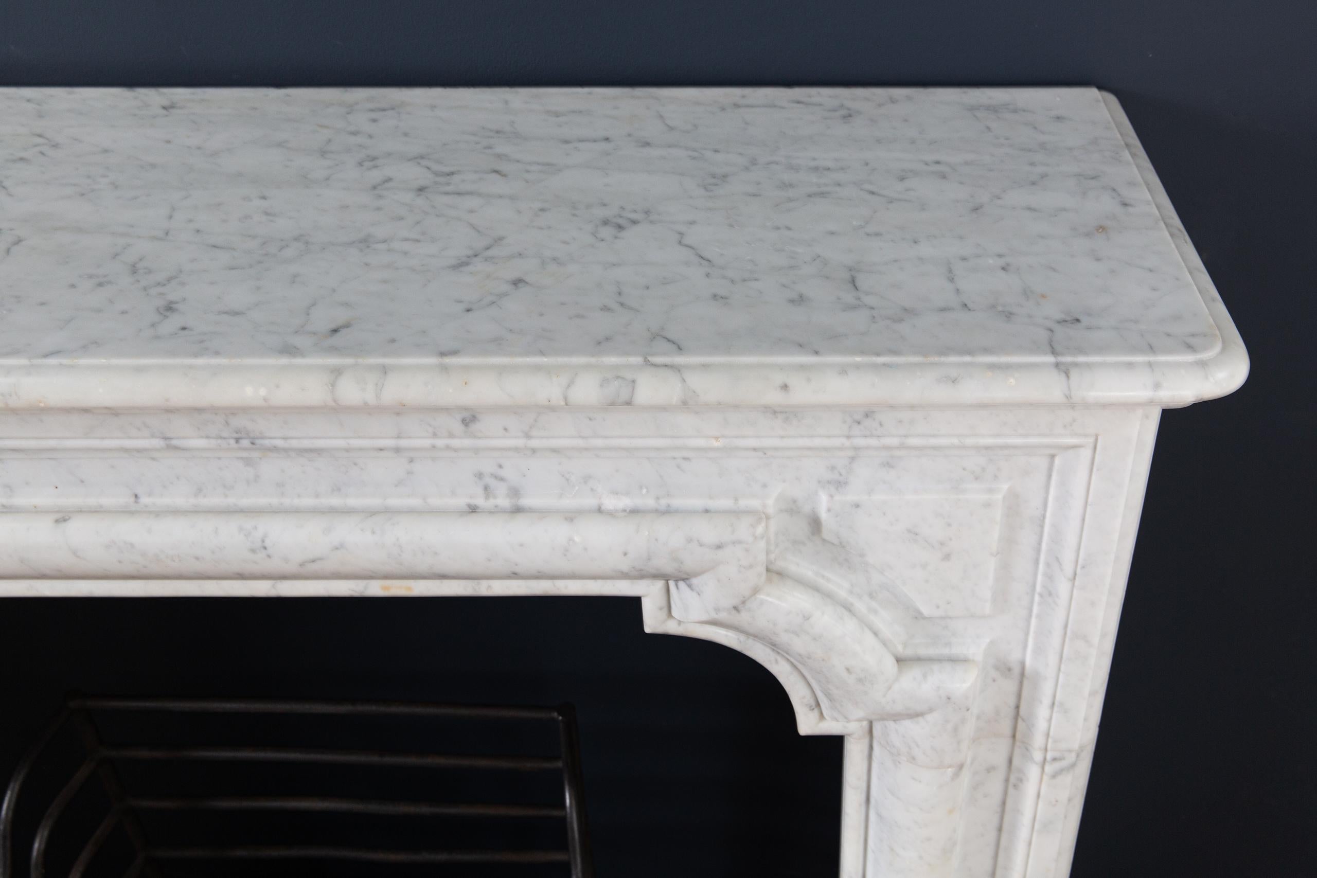 Envolvente de Chimenea de Bolección de Mármol de Carrara Antiguo Estilo Lousie XIV en venta 4