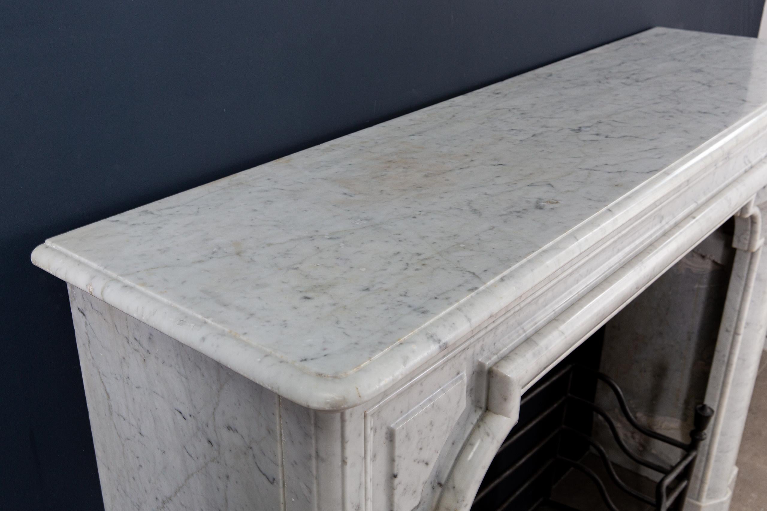 Envolvente de Chimenea de Bolección de Mármol de Carrara Antiguo Estilo Lousie XIV en venta 6