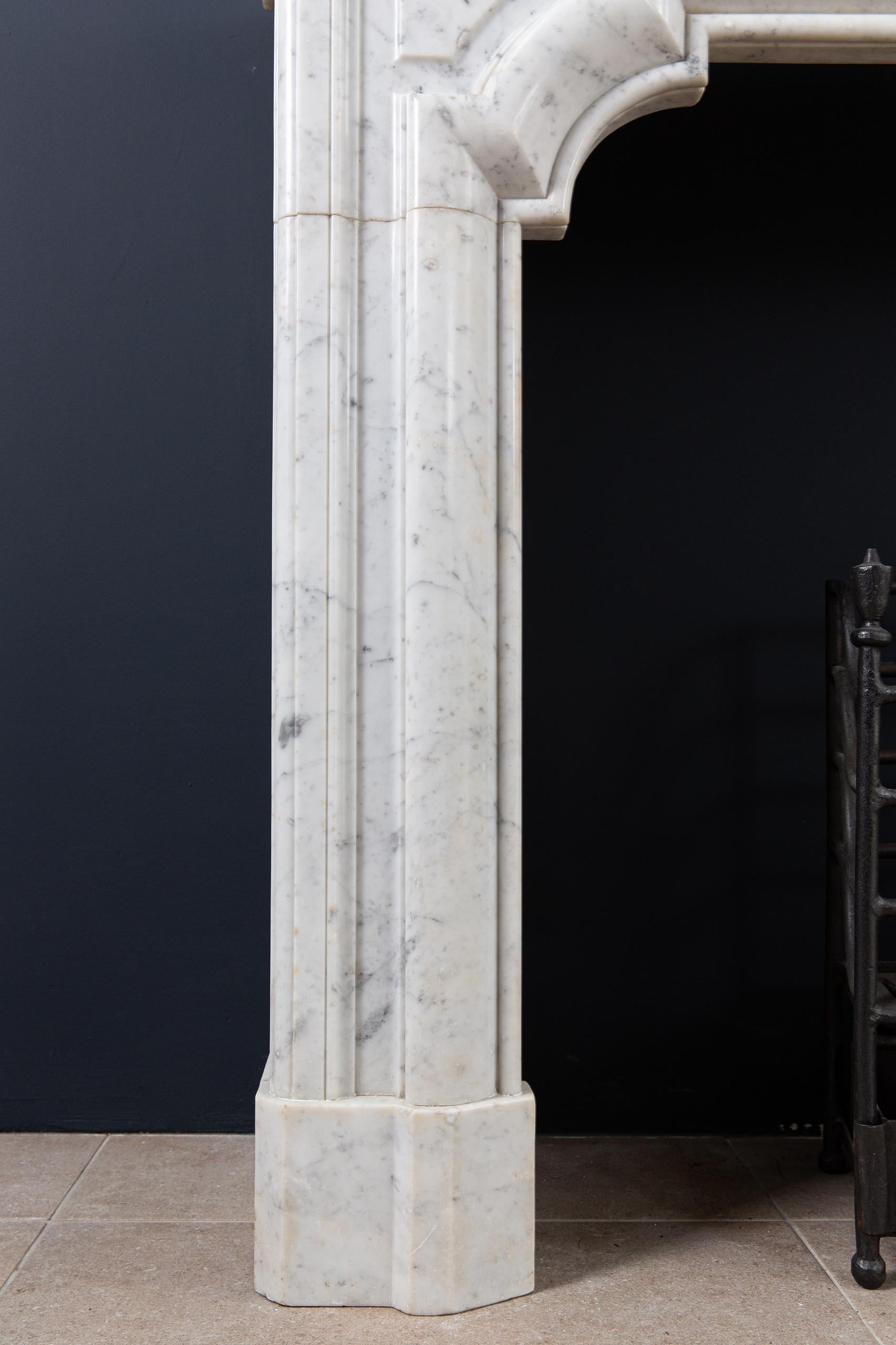 Encadrement de cheminée en marbre antique de Carrare de style Lousie XIV à boudin en vente 6