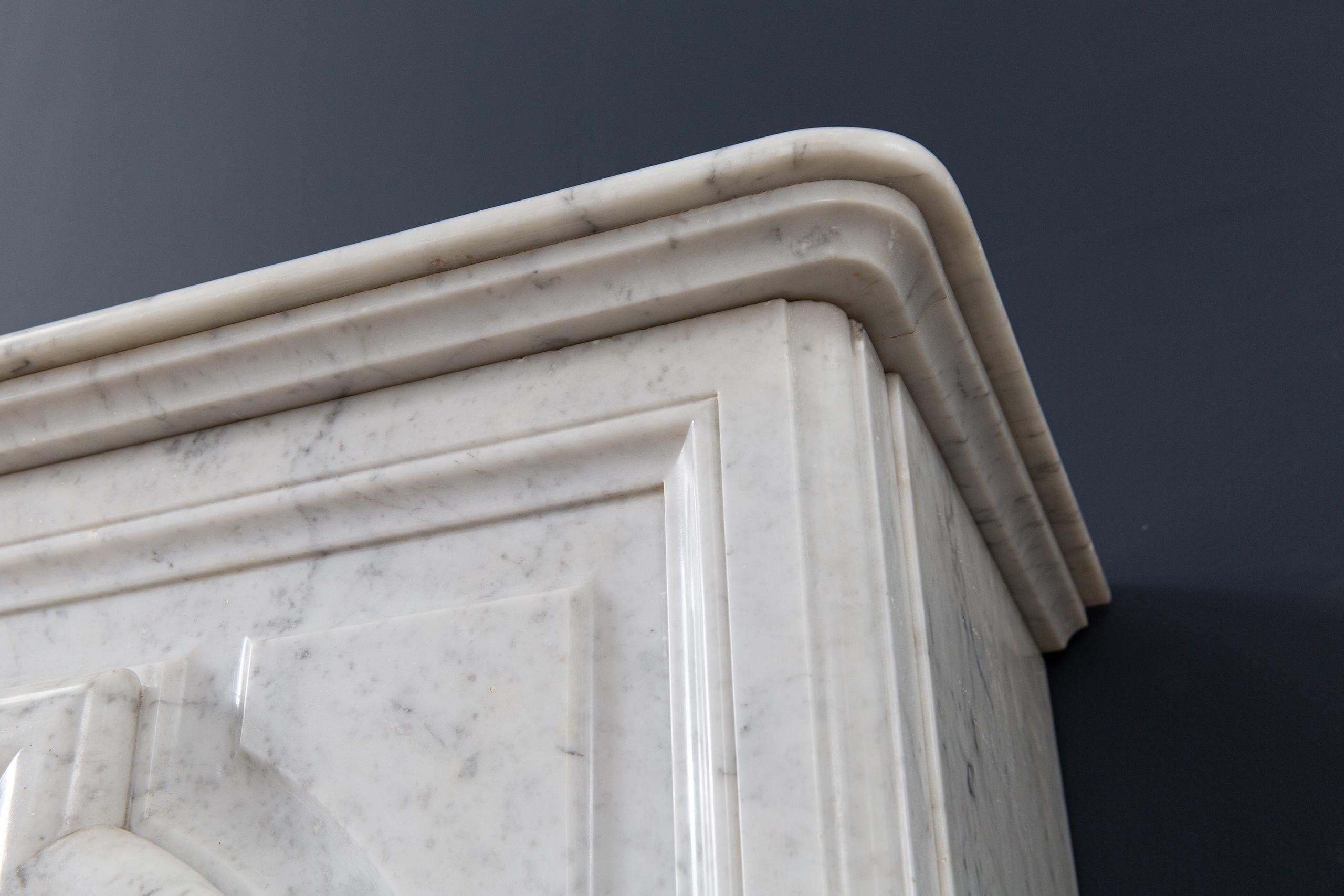 Encadrement de cheminée en marbre antique de Carrare de style Lousie XIV à boudin en vente 8