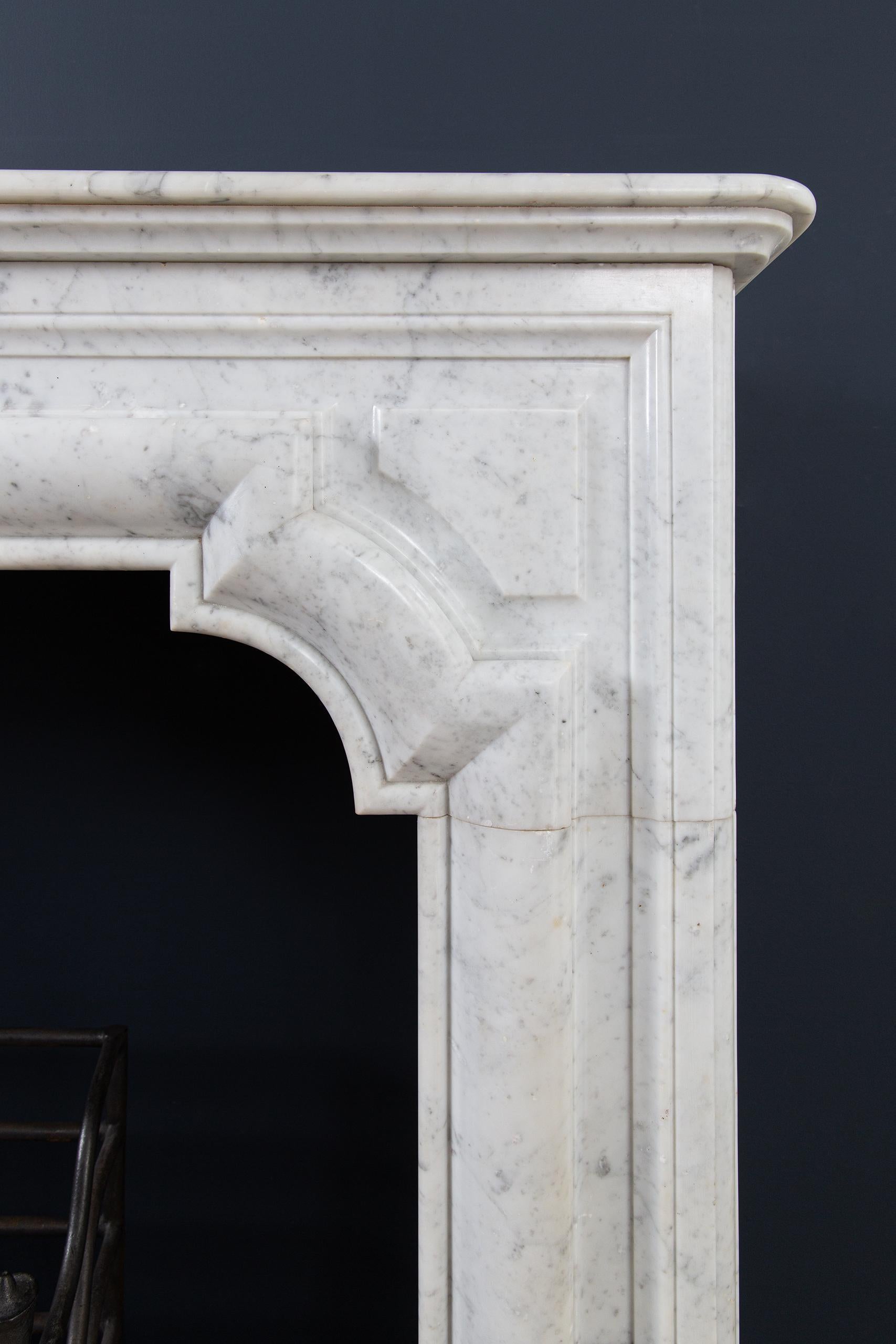 Sculpté à la main Encadrement de cheminée en marbre antique de Carrare de style Lousie XIV à boudin en vente