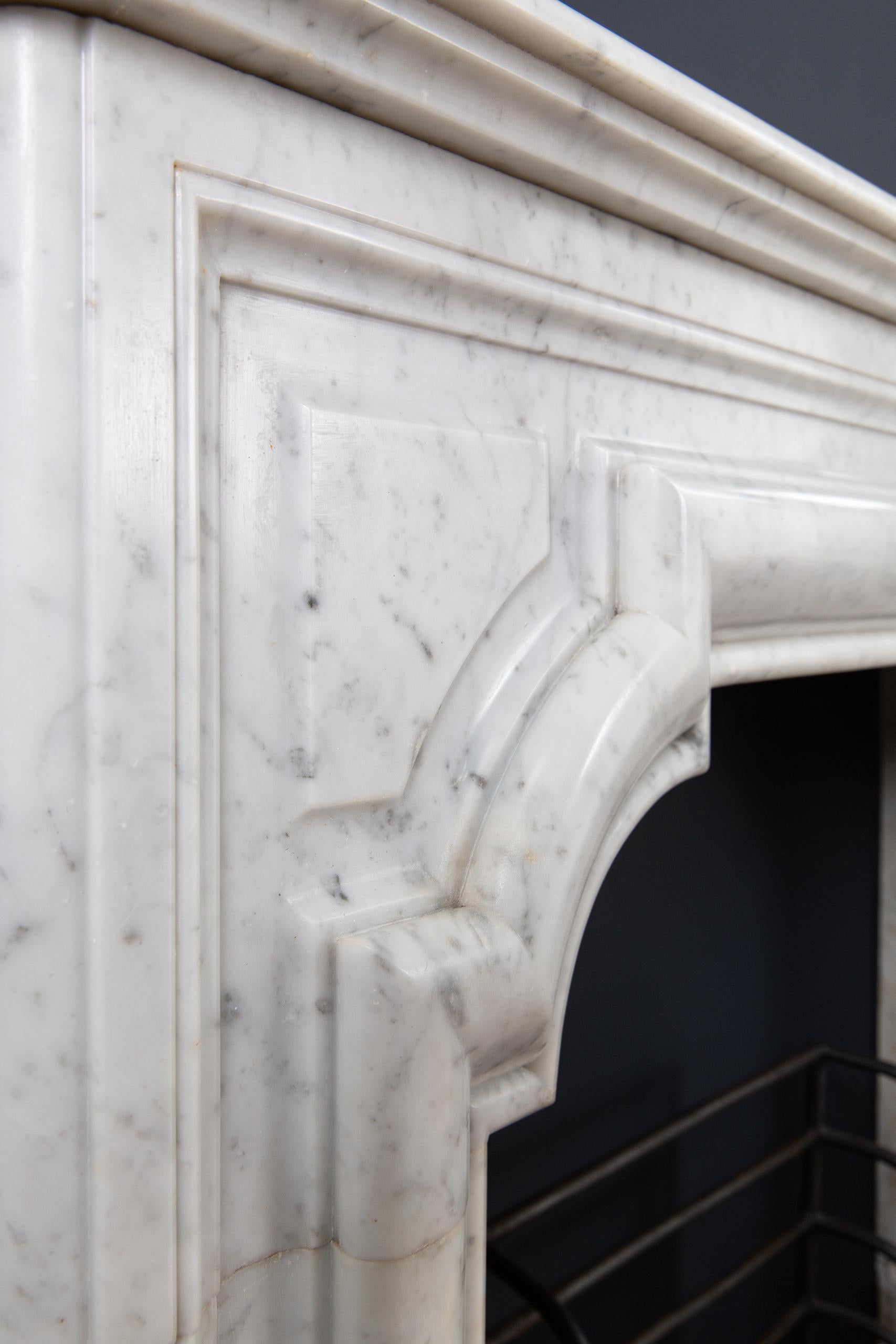Marbre de Carrare Encadrement de cheminée en marbre antique de Carrare de style Lousie XIV à boudin en vente
