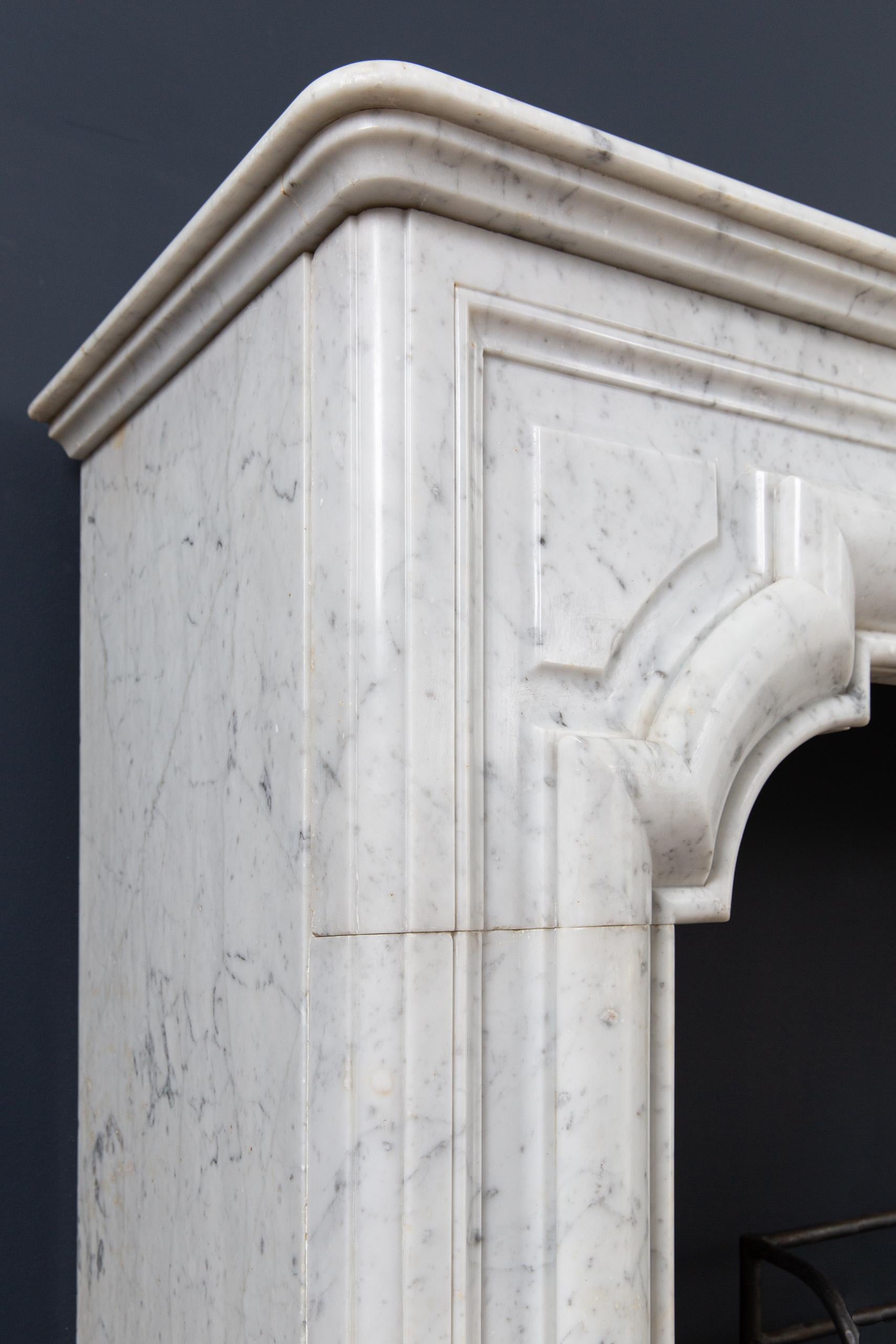 Encadrement de cheminée en marbre antique de Carrare de style Lousie XIV à boudin en vente 1