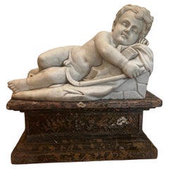 Estatua antigua de mármol de Carrara de Niño dormido sobre gran zócalo