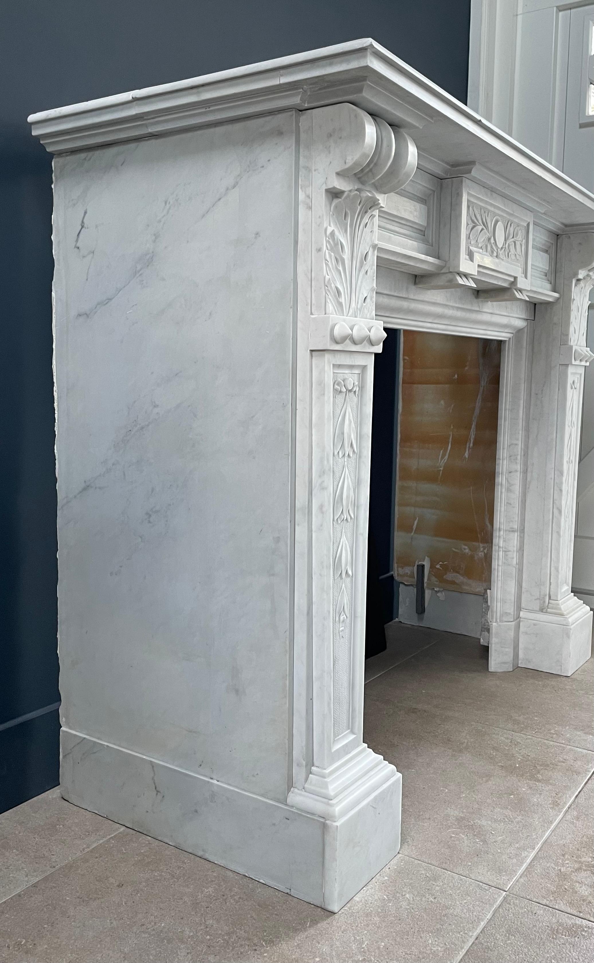 Cheminée circulaire ancienne en marbre blanc de Carrare Bon état - En vente à Oostvoorne, NL