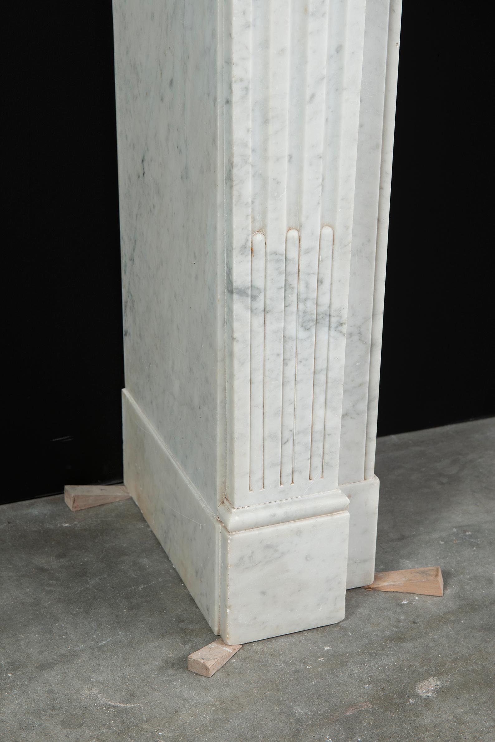 Antique Carrara White Marble Fireplace In Good Condition In Haarlem, Noord-Holland