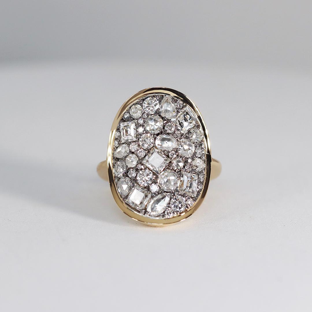 Discover the beauty and precision of Belgian craftsmanship in this white diamond ring. This piece features a rare combination of carré, fancy shape rose-cut and brilliant-cut diamonds, in a meticulously arranged mosaic pavé setting. Each diamond is