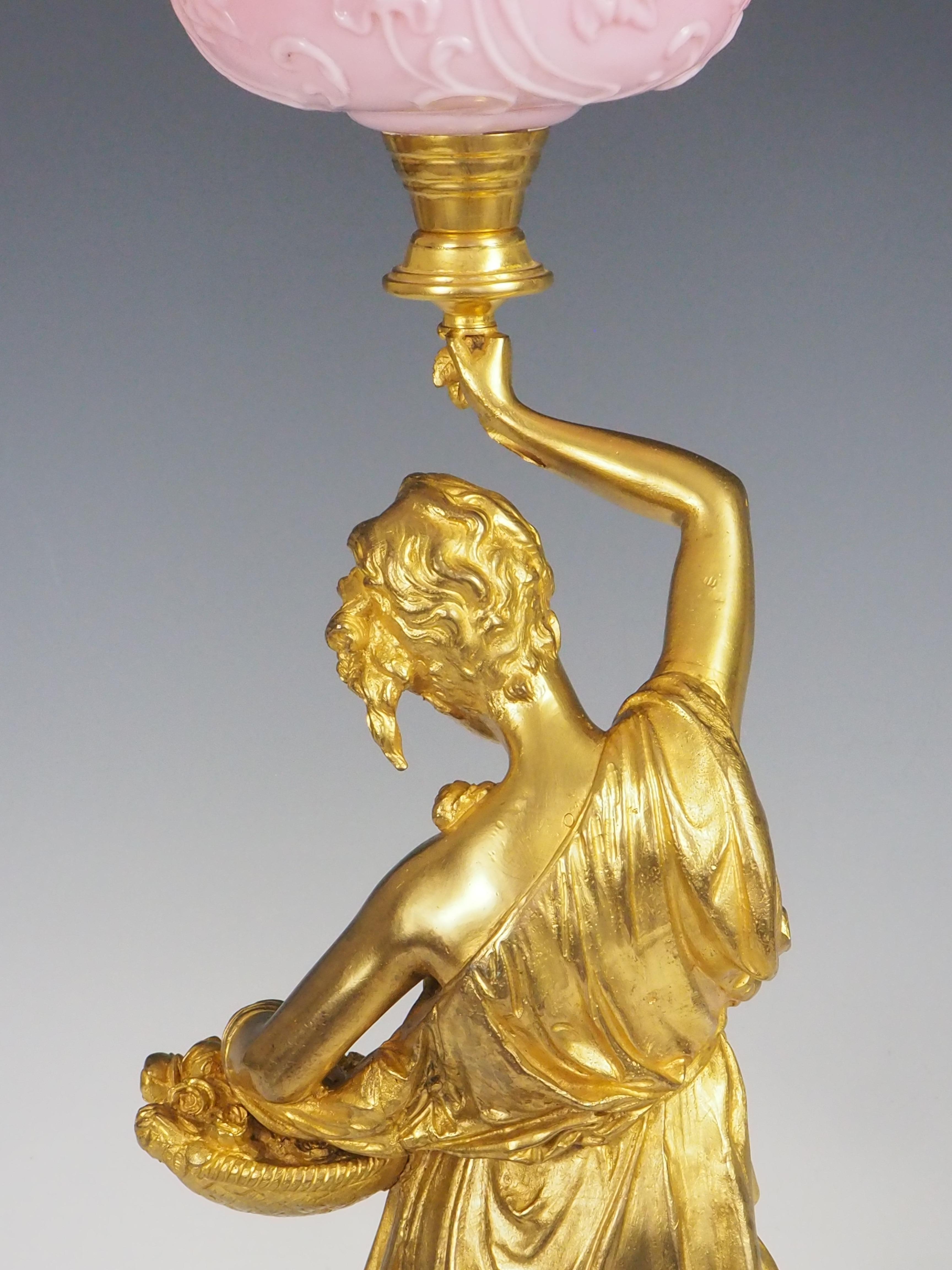 Lampe à huile ancienne en bronze doré signée Carrier-Beluese Lady en vente 9