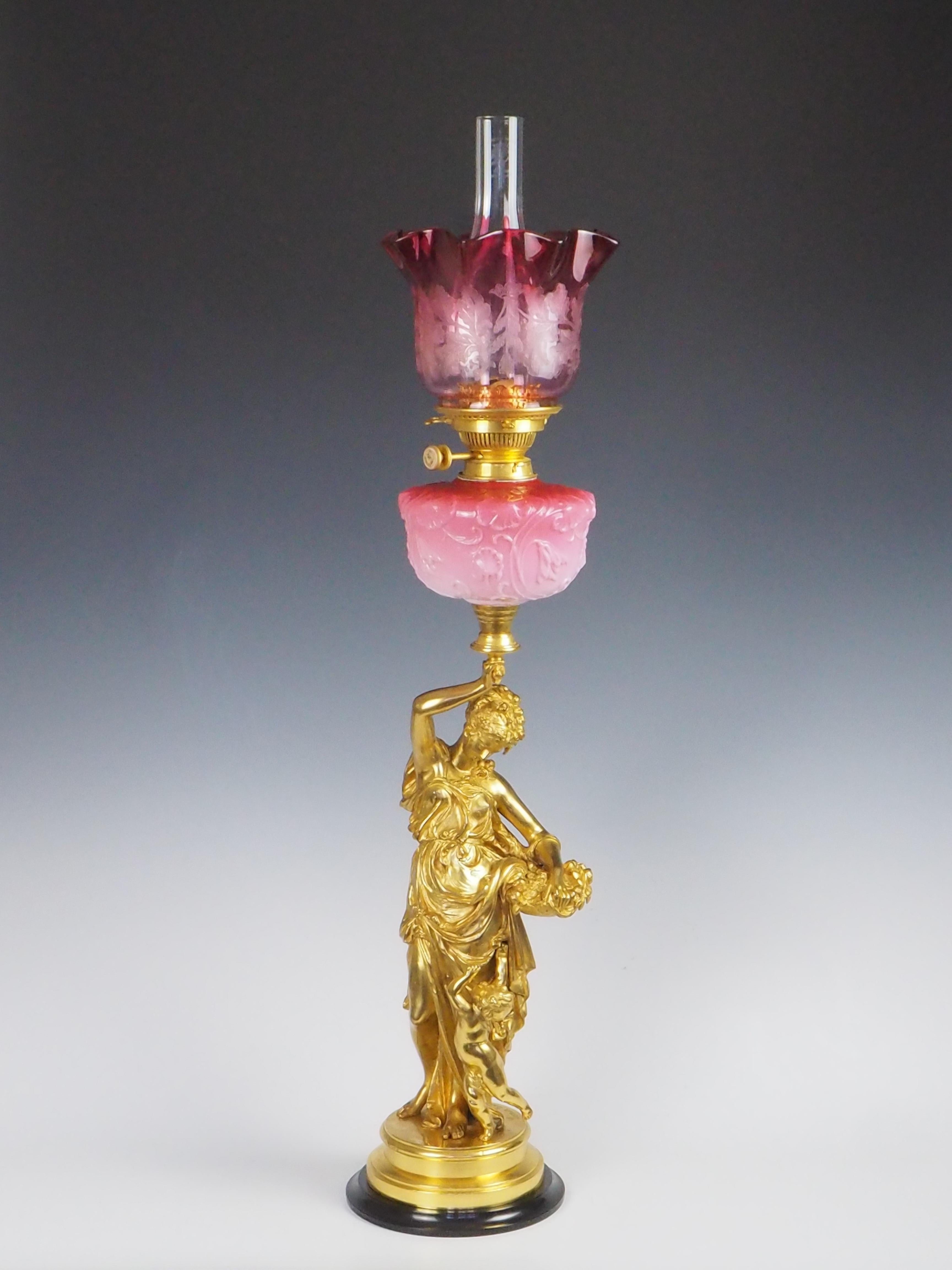 Lampe à huile ancienne en bronze doré signée Carrier-Beluese Lady

Une magnifique œuvre d'art et d'importance historique du XIXe siècle. Cette lampe à huile extraordinaire, signée par le célèbre sculpteur français Carrier-Belleuse, illustre l'art et