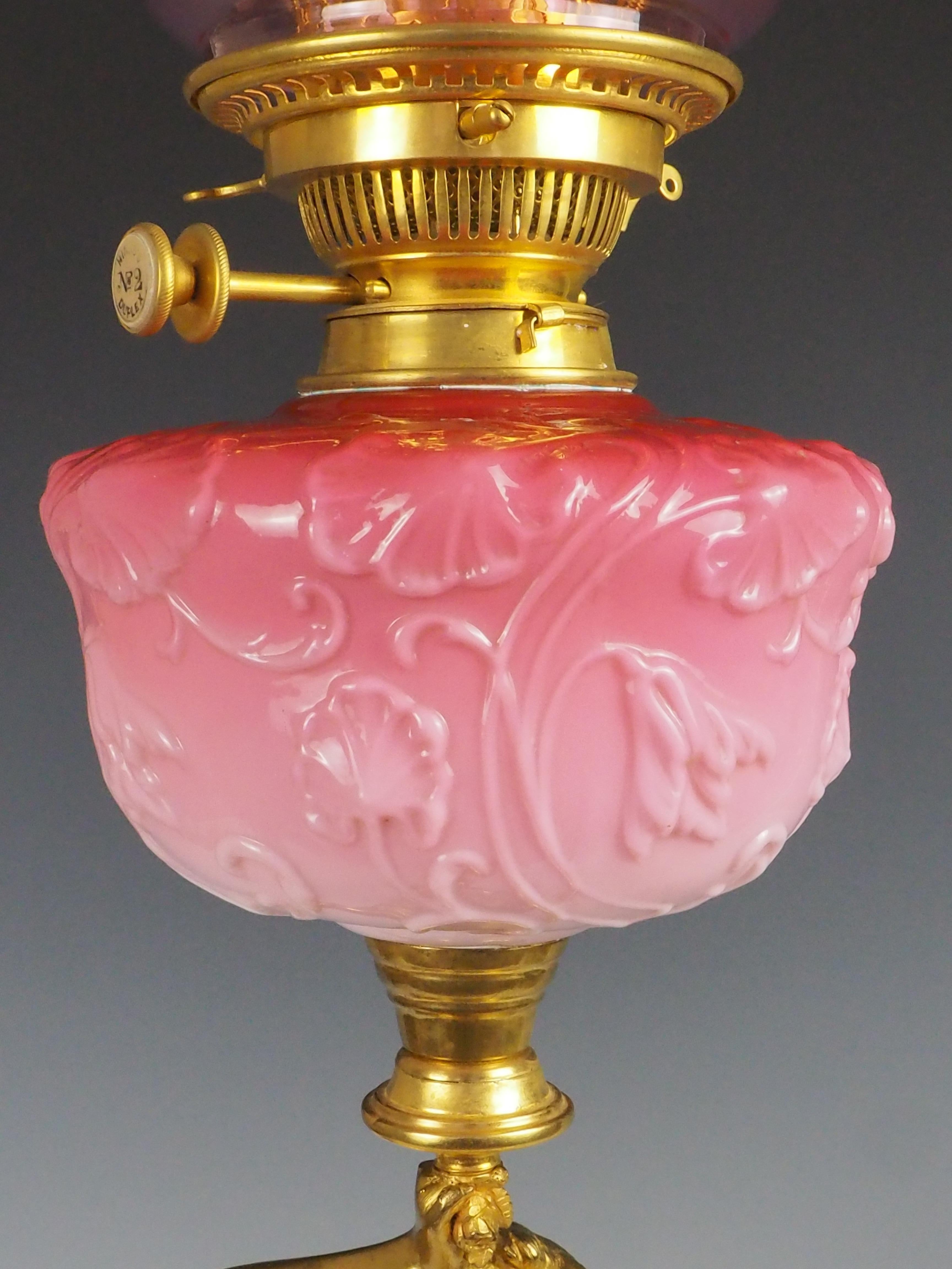 Bronze Lampe à huile ancienne en bronze doré signée Carrier-Beluese Lady en vente