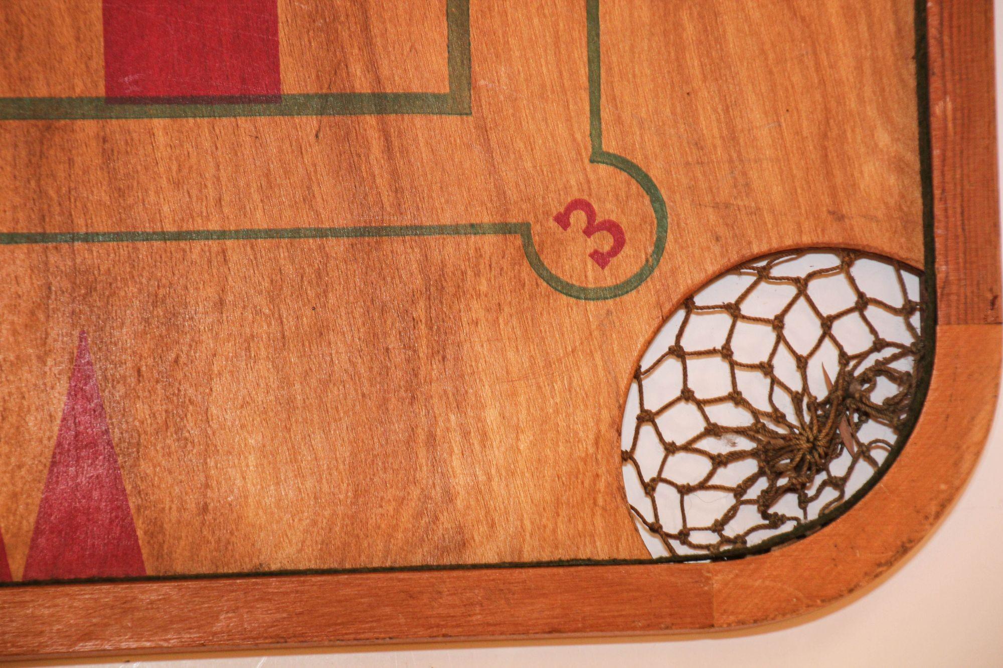 Antikes, doppelseitiges Carrom Company-Spielbrett aus Holz im Zustand „Gut“ im Angebot in North Hollywood, CA