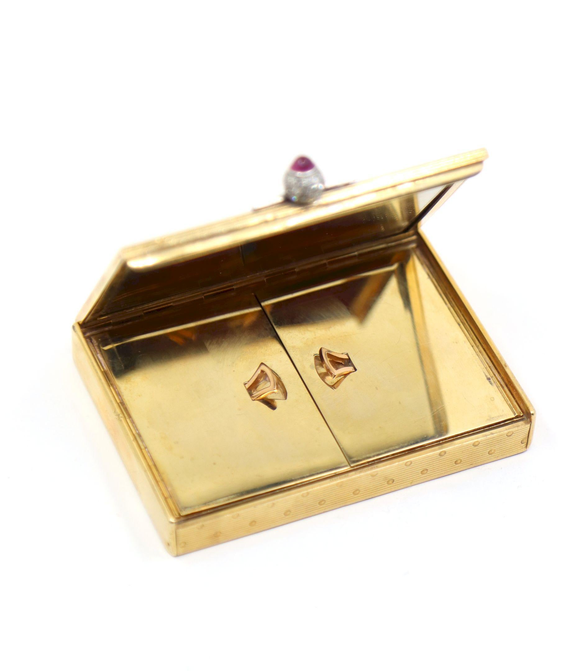 Antique Cartier 9CT Gold Diamond Ruby Compact Case In Good Condition For Sale In Flushing, NY