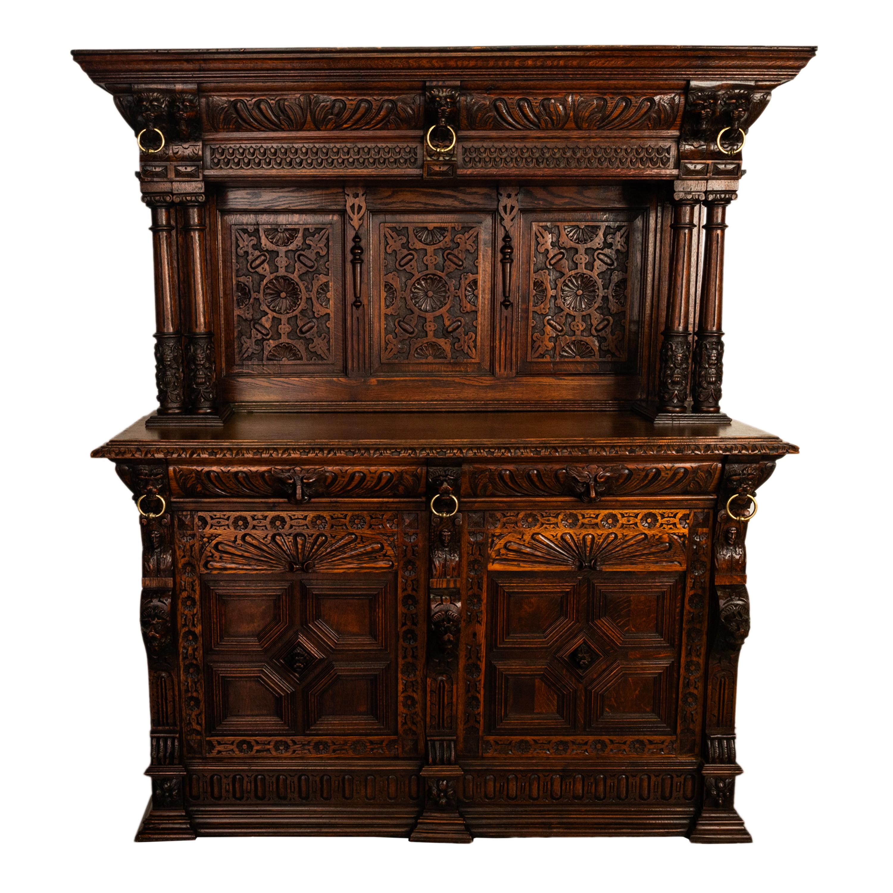 Un raffinato buffet barocco in quercia intagliata del XIX secolo, una credenza, una spalliera, circa 1860.
Il buffet è diviso in due sezioni, sia il retro che la base sono riccamente intagliati, il retro con una cornice a gradini con teste di leone
