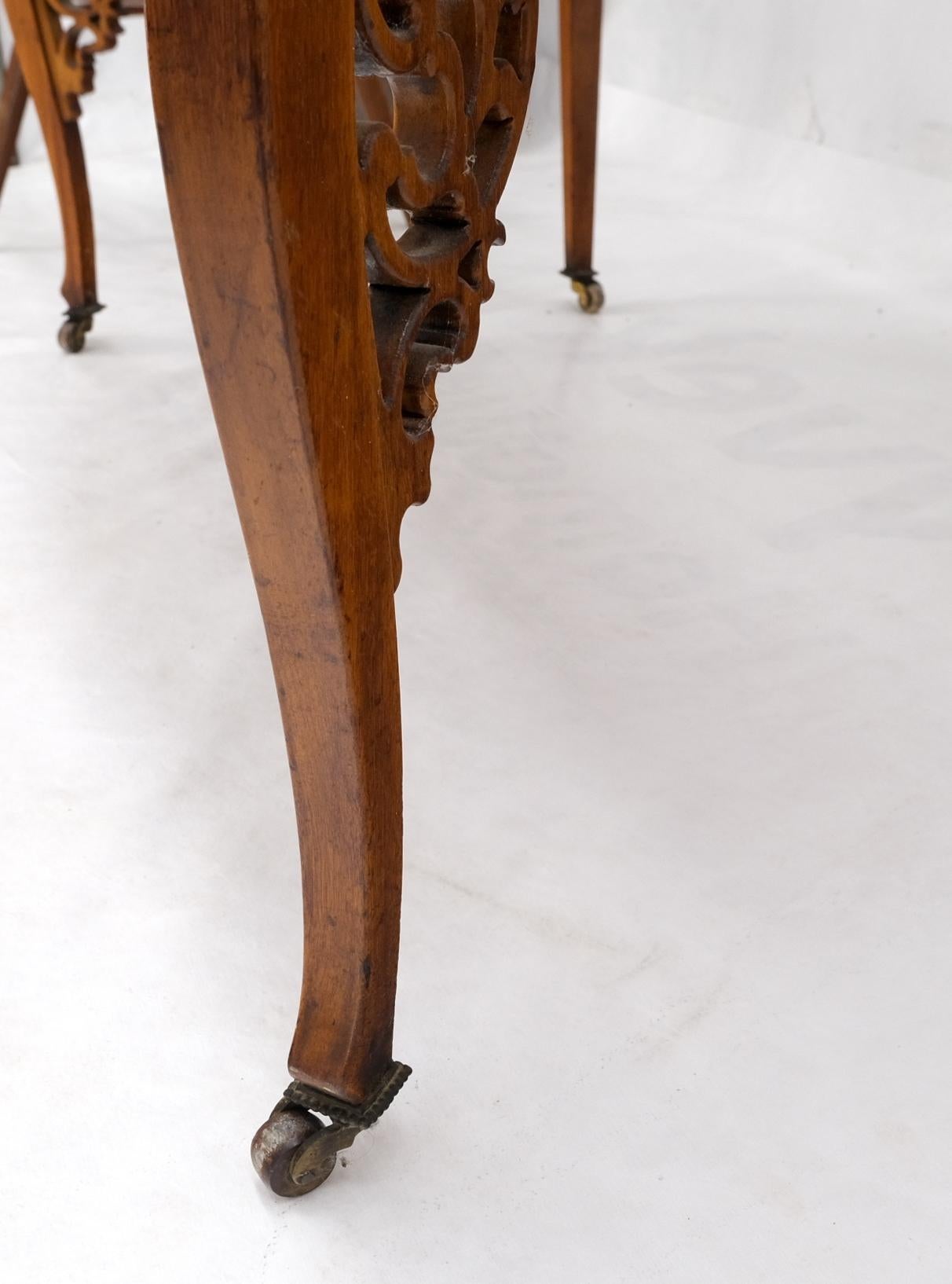 Ancienne commode sculptée à 4 tiroirs avec grand miroir pivotant biseauté en forme de love-clove en vente 1